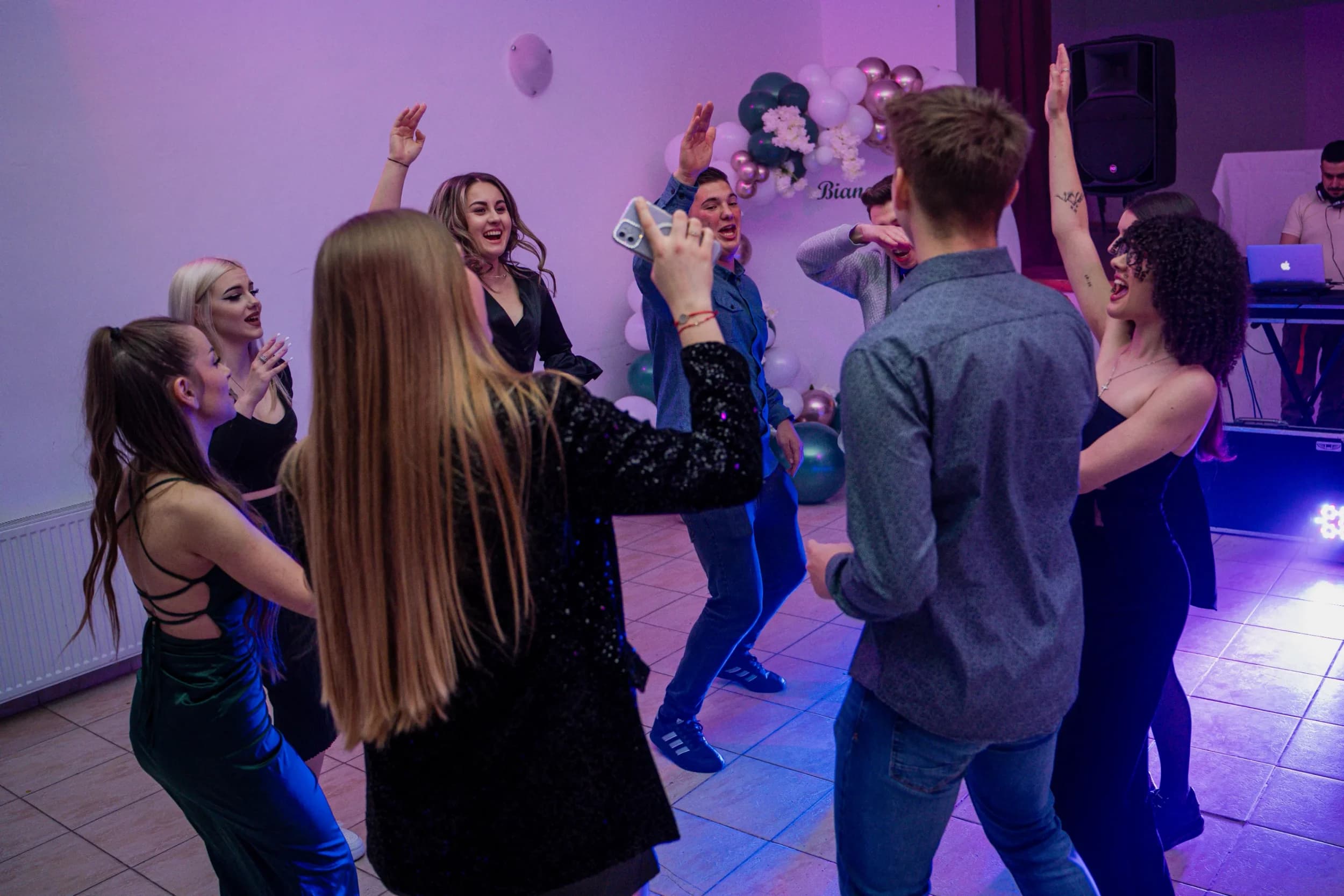 Tineri dansand la petrecere fotograf majorat petrecere Brasov Crudu Alexandru CA Photography