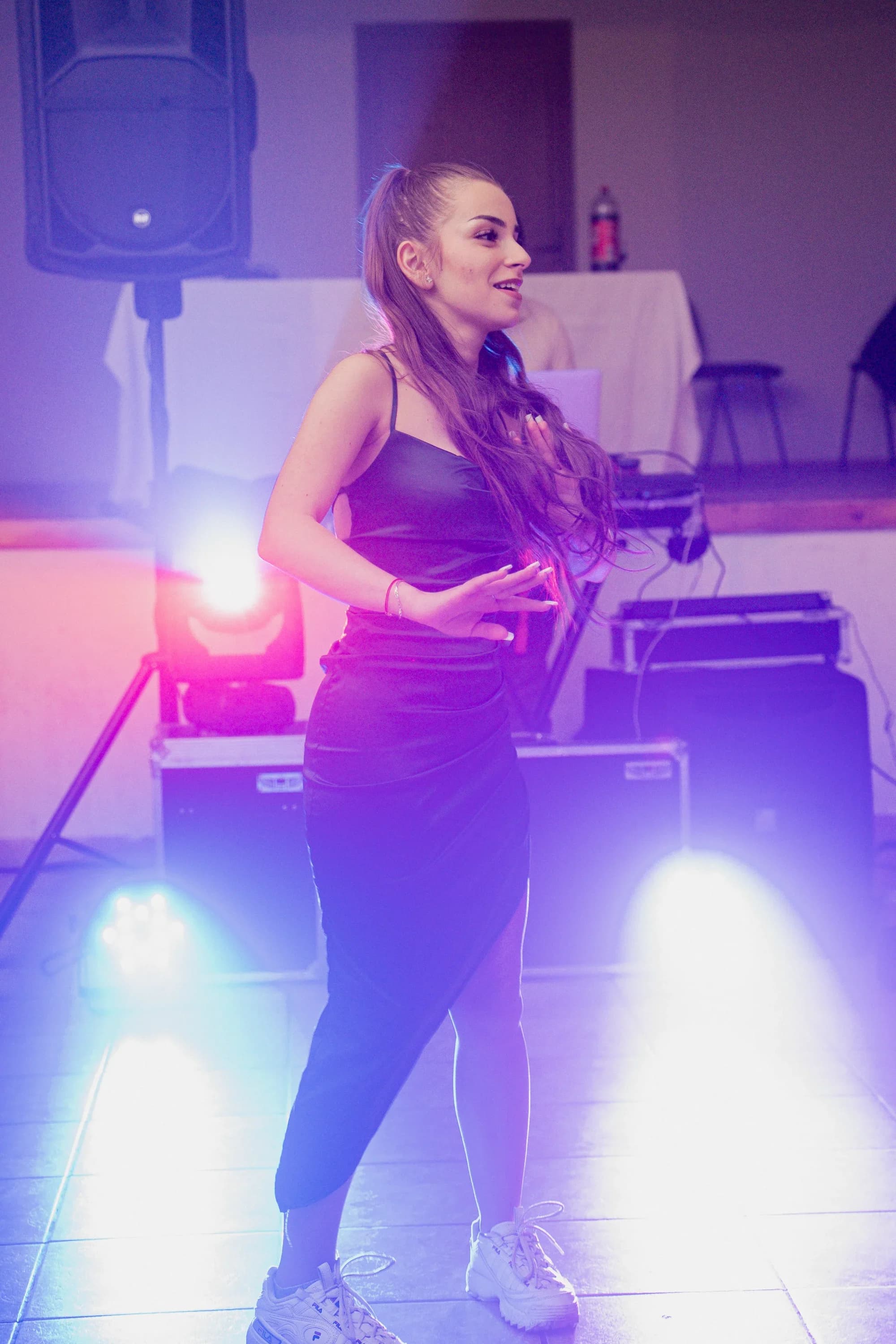 Tanar dansand la petrecere fotograf majorat petrecere Brasov Crudu Alexandru CA Photography