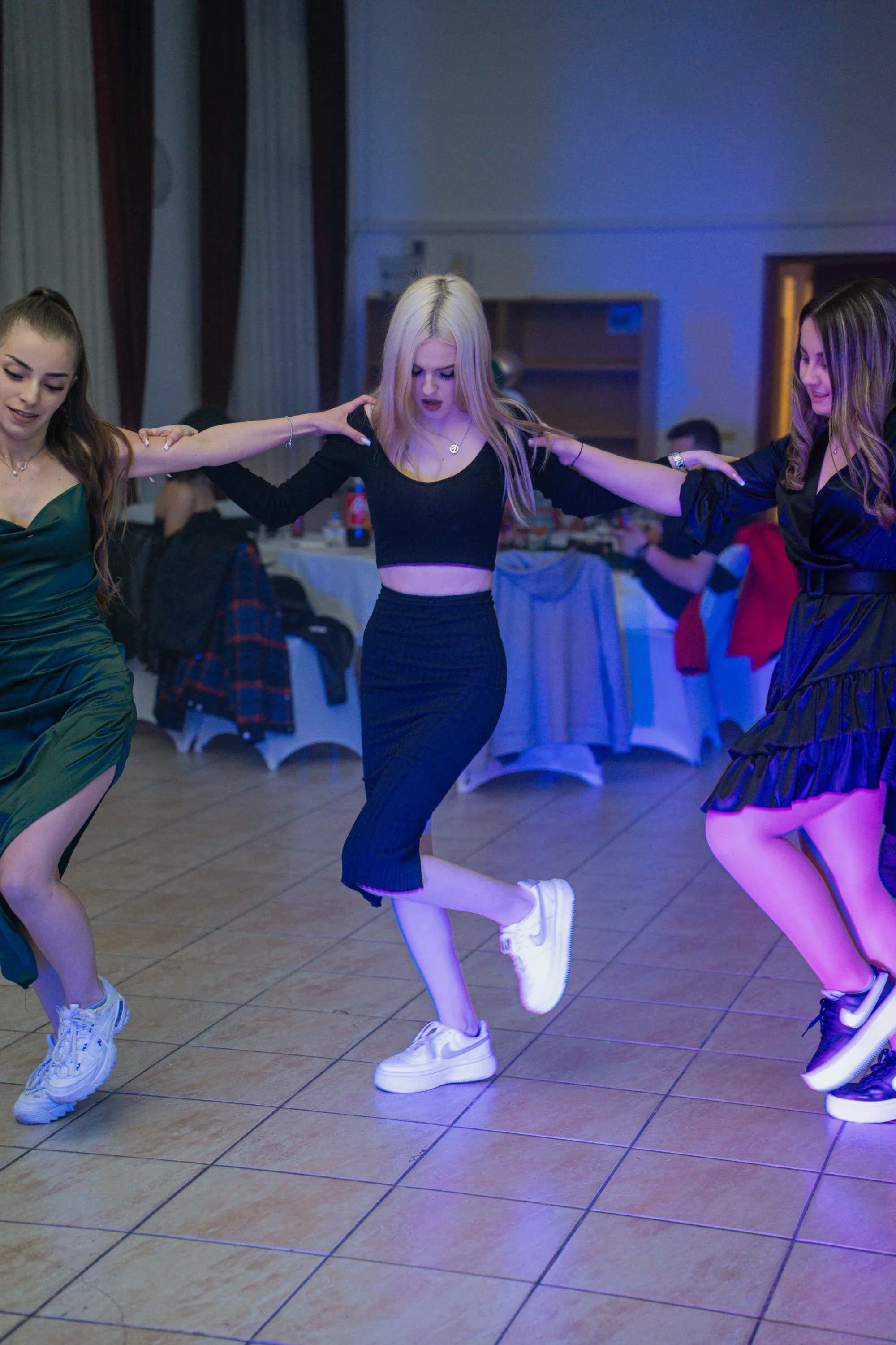 Tineri dansand in lumina petrecerii fotograf majorat petrecere Brasov Crudu Alexandru CA Photography