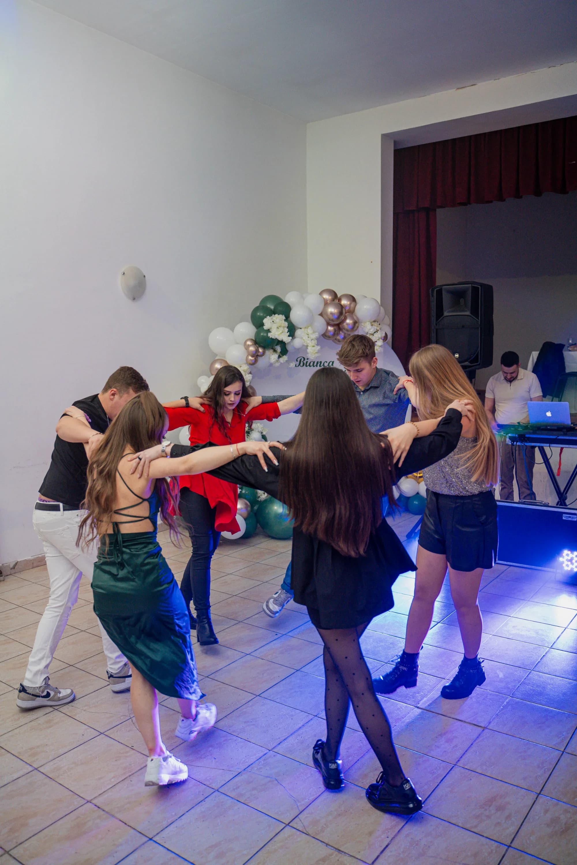 Tineri dansand in cerc fotograf majorat petrecere Brasov Crudu Alexandru CA Photography