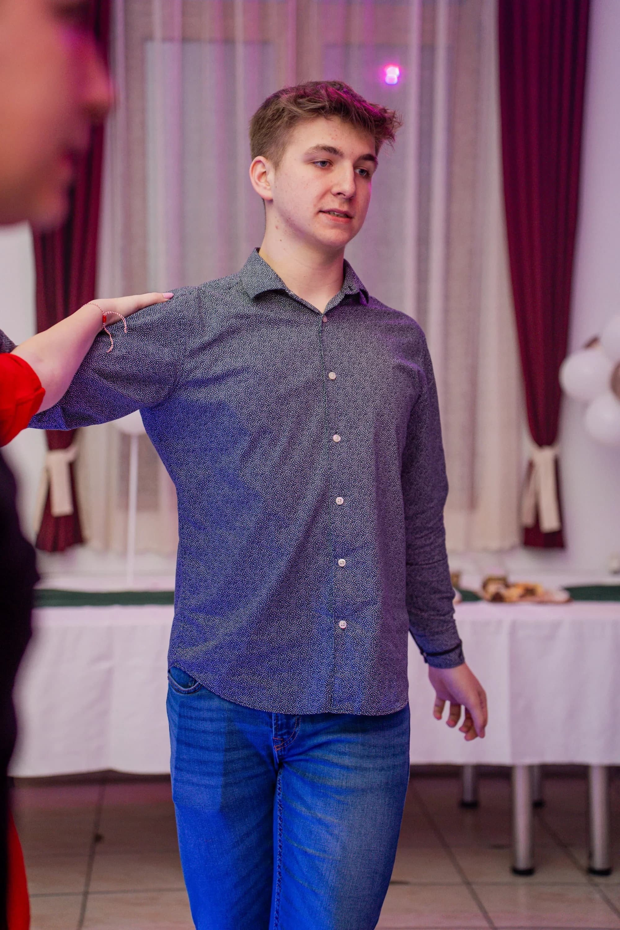 Tanarul in mijlocul petrecerii fotograf majorat petrecere Brasov Crudu Alexandru CA Photography