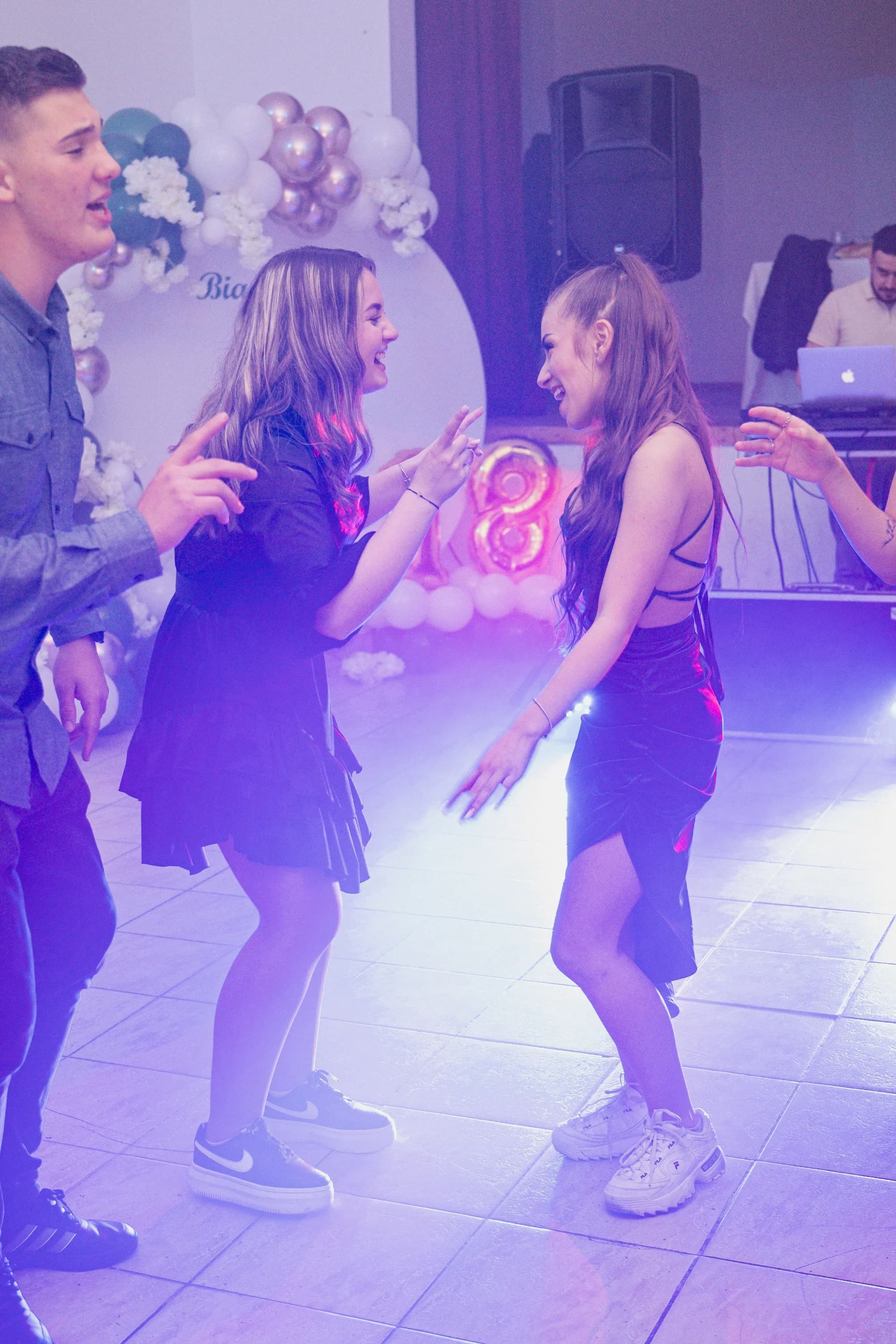 Tineri dansand la petrecere fotograf majorat petrecere Brasov Crudu Alexandru CA Photography