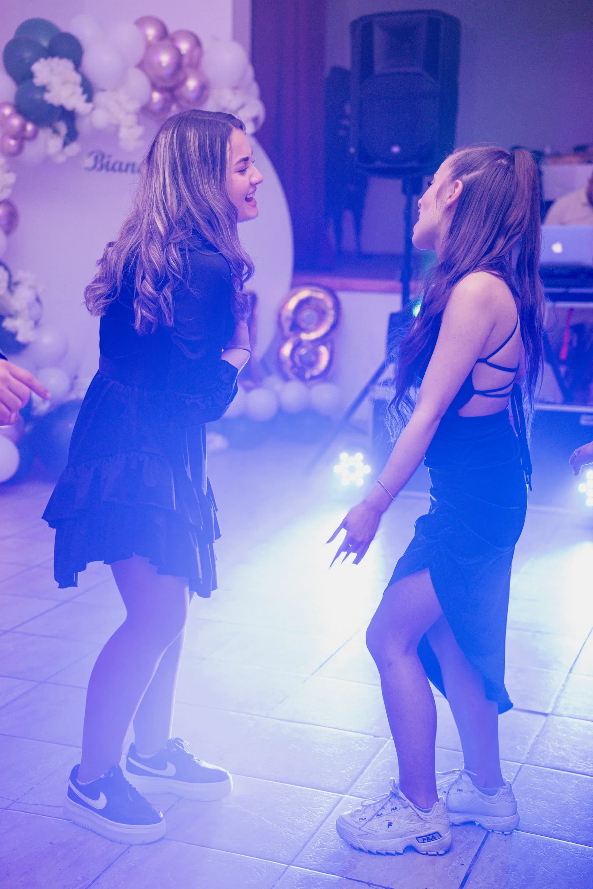 Doua fete dansand la petrecere fotograf majorat petrecere Brasov Crudu Alexandru CA Photography