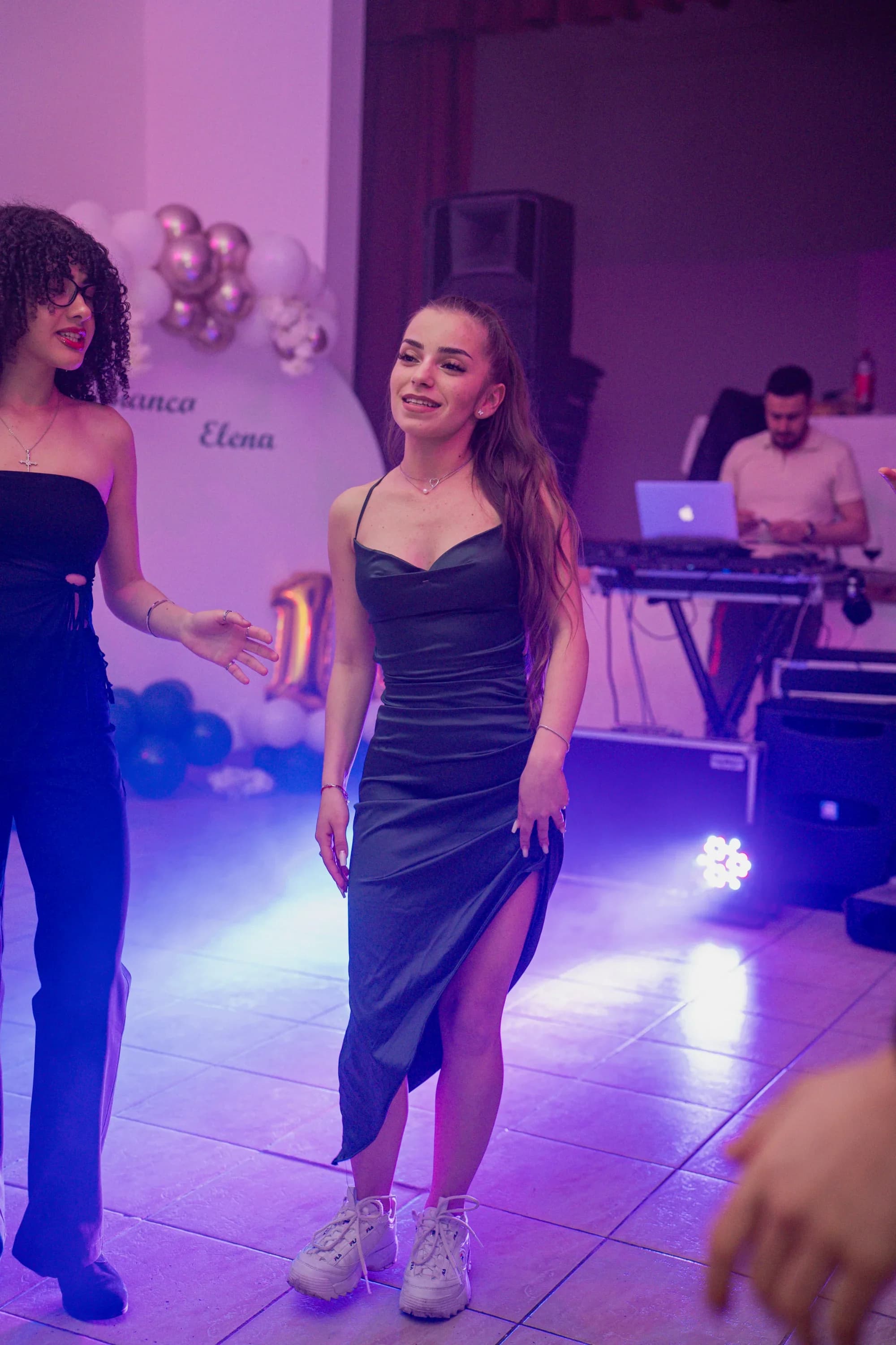 Tineri dansand la petrecere fotograf majorat petrecere Brasov Crudu Alexandru CA Photography