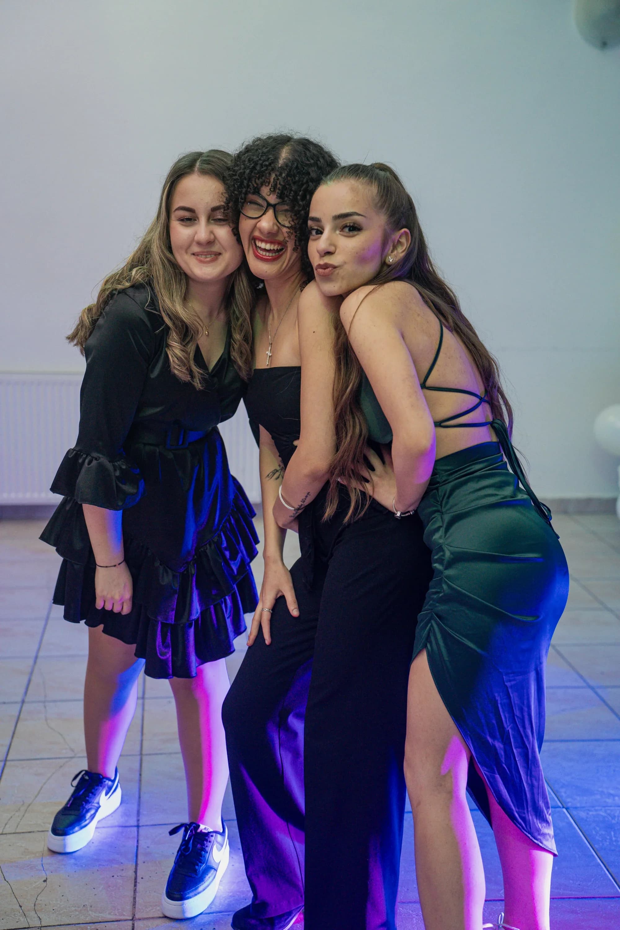 Tineri razand si pozand fotograf majorat petrecere Brasov Crudu Alexandru CA Photography