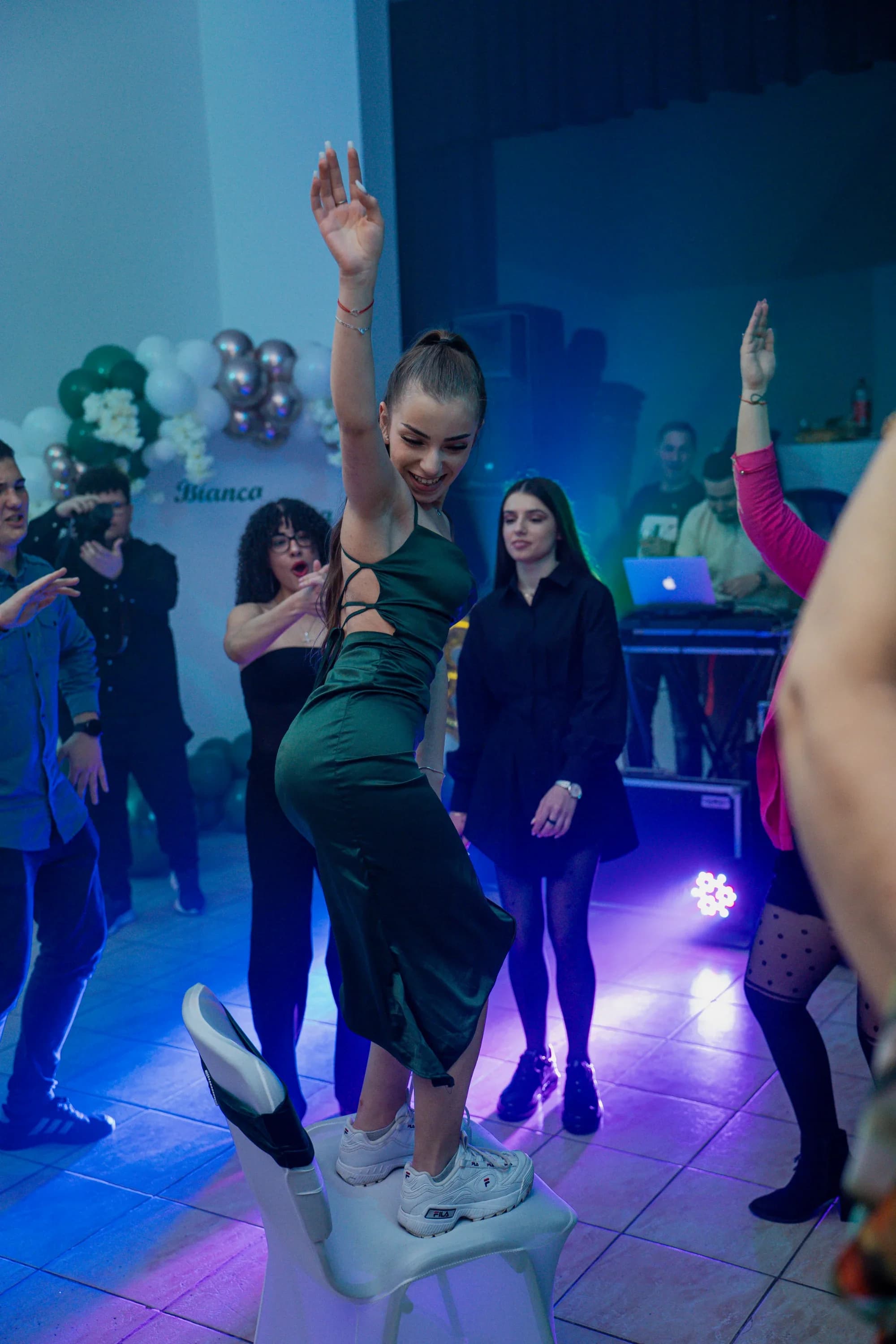 Tanara dansand pe scaun fotograf majorat petrecere Brasov Crudu Alexandru CA Photography