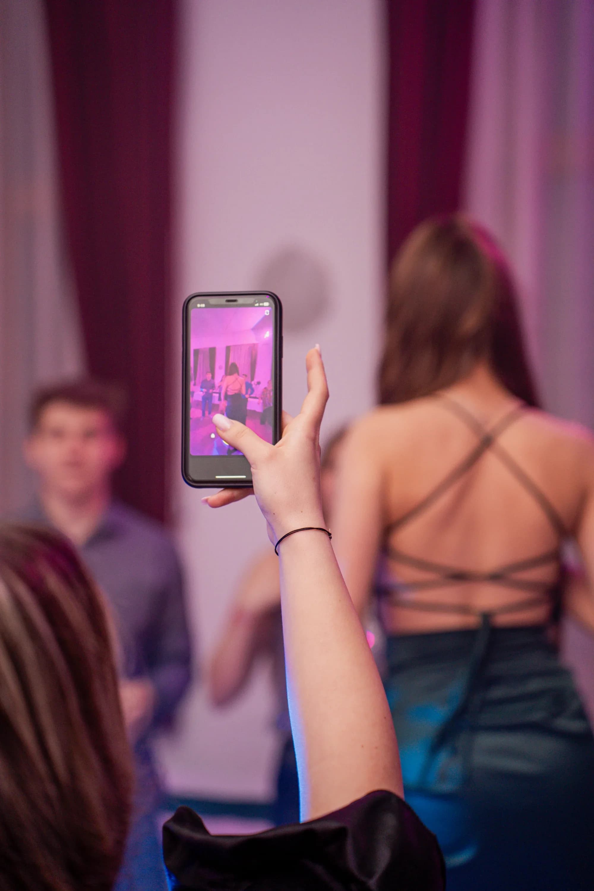 Tineri dansand la petrecere fotograf majorat petrecere Brasov Crudu Alexandru CA Photography