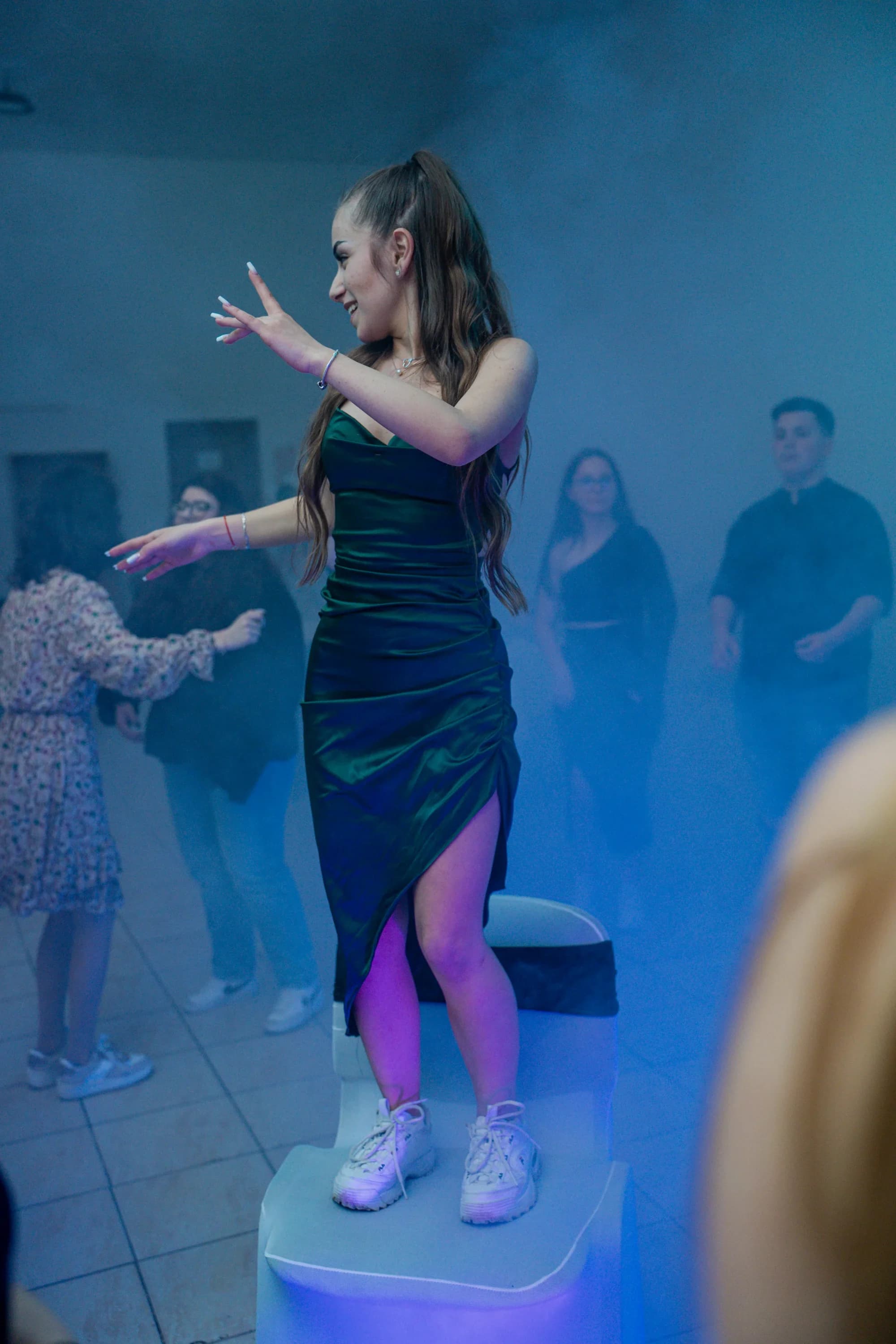 Tanar dansand pe scaun fotograf majorat petrecere Brasov Crudu Alexandru CA Photography