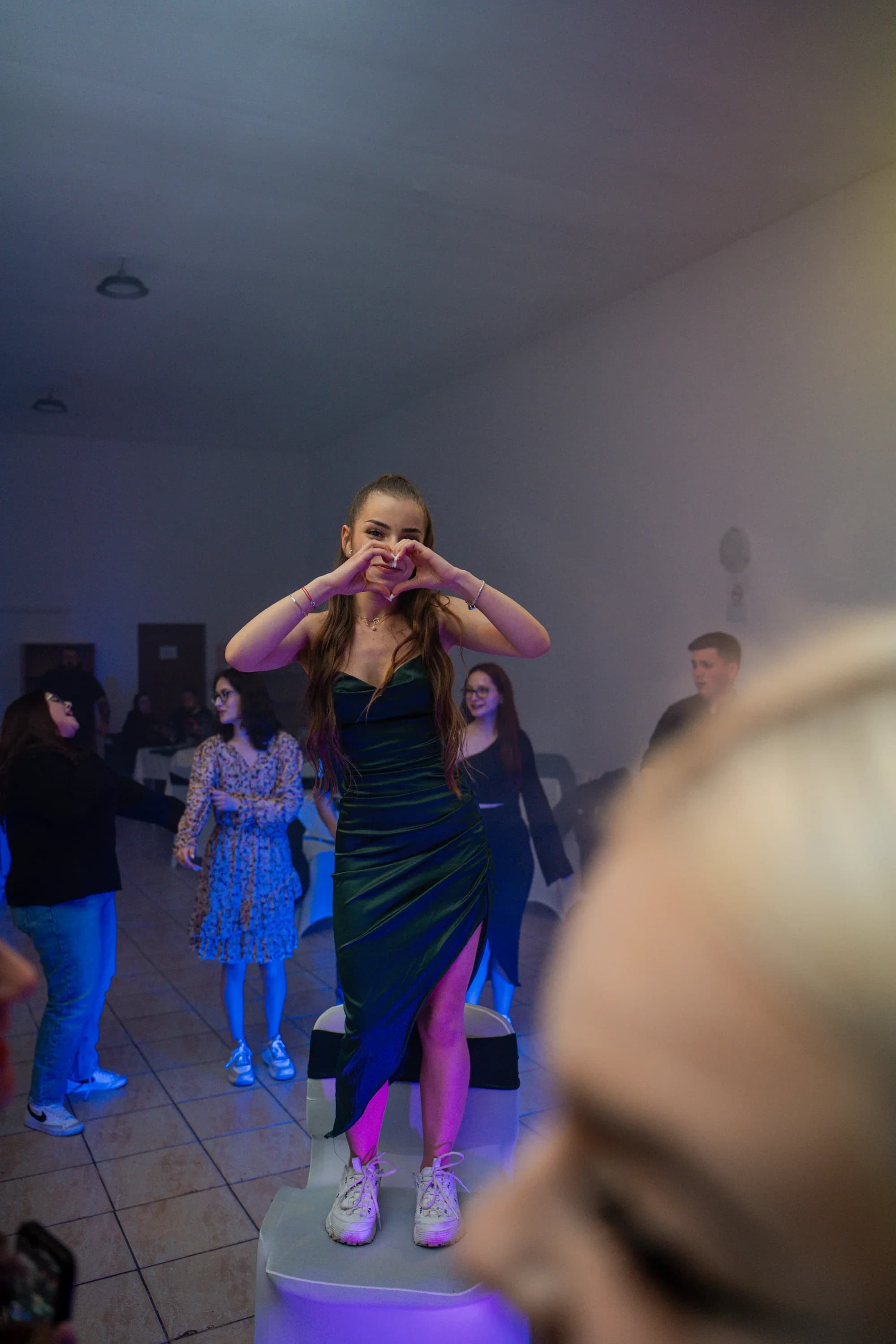 Tineri dansand si facand semne de iubire fotograf majorat petrecere Brasov Crudu Alexandru CA Photography