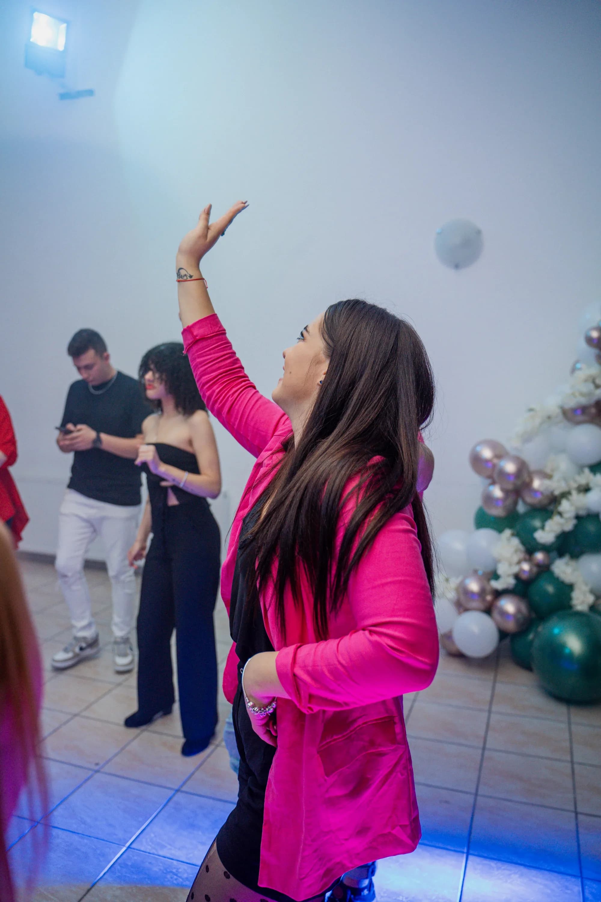 Tineri dansand cu entuziasm fotograf majorat petrecere Brasov Crudu Alexandru CA Photography