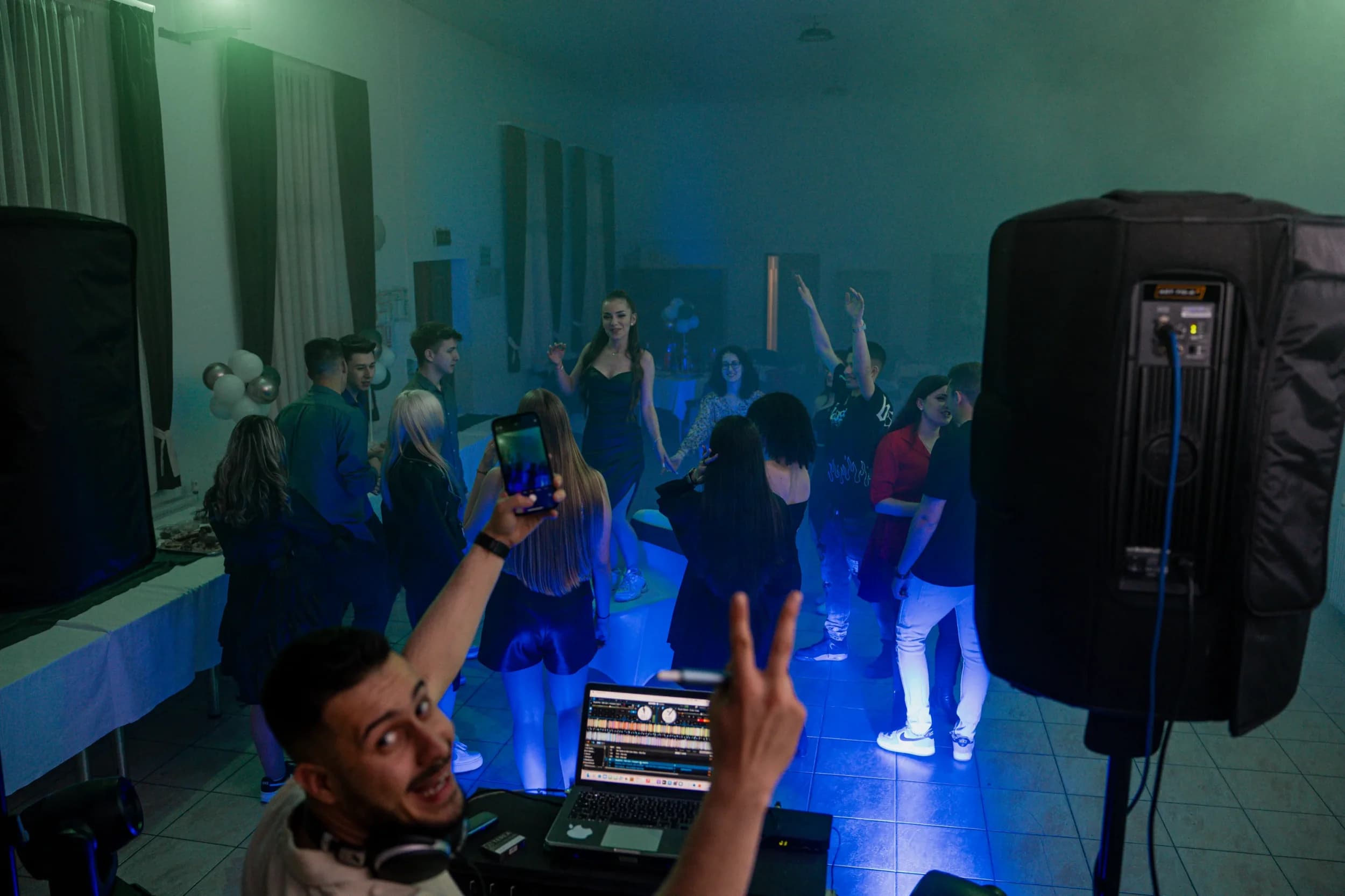 Tineri dansand la petrecere fotograf majorat petrecere Brasov Crudu Alexandru CA Photography