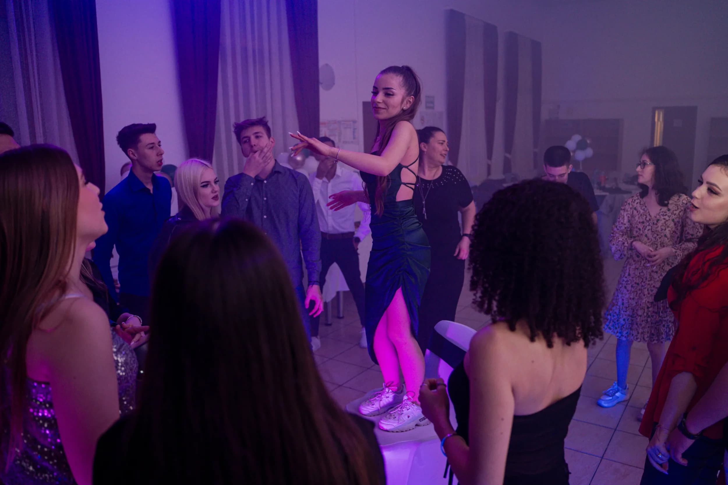 Tineri dansand la petrecere fotograf majorat petrecere Brasov Crudu Alexandru CA Photography