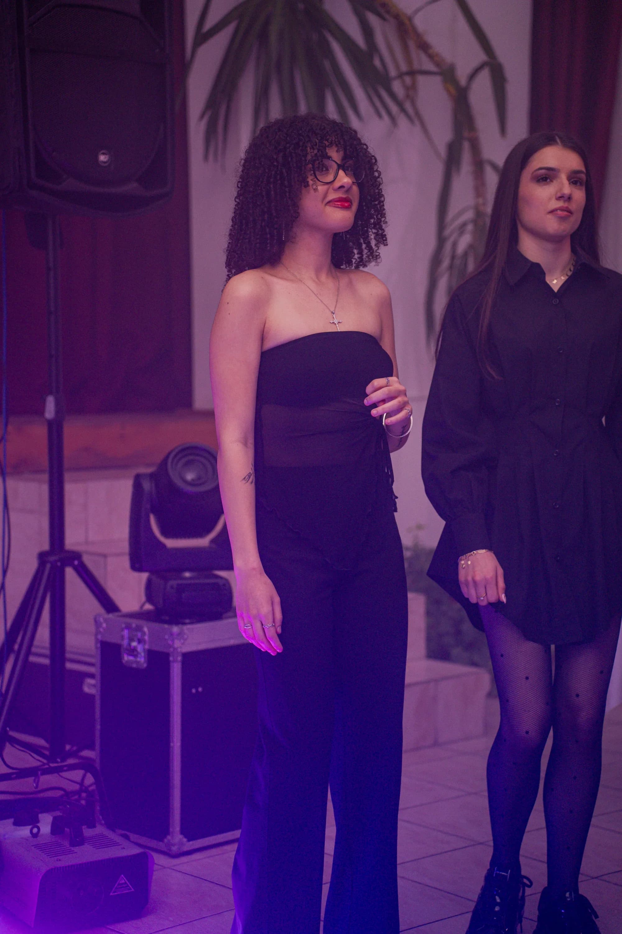 Tineri admirand petrecerea fotograf majorat petrecere Brasov Crudu Alexandru CA Photography