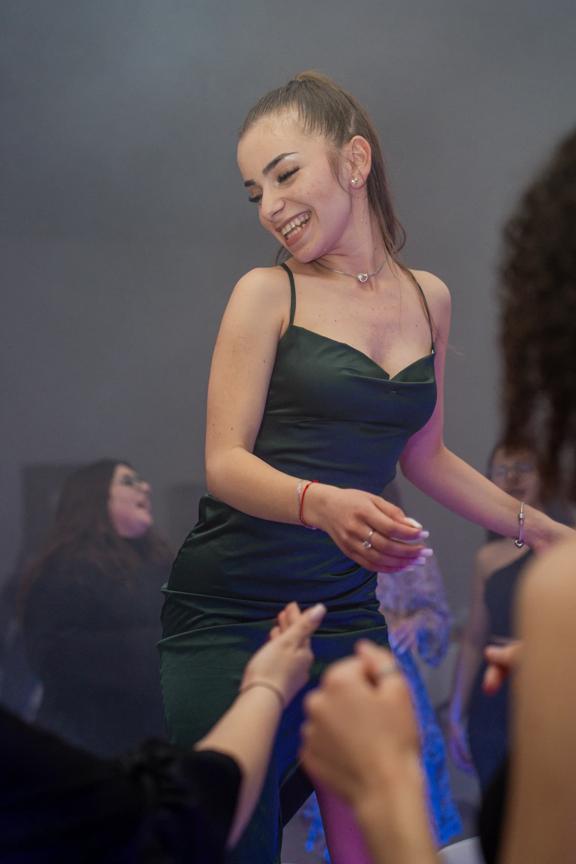 Tinere dansand la petrecere fotograf majorat petrecere Brasov Crudu Alexandru CA Photography