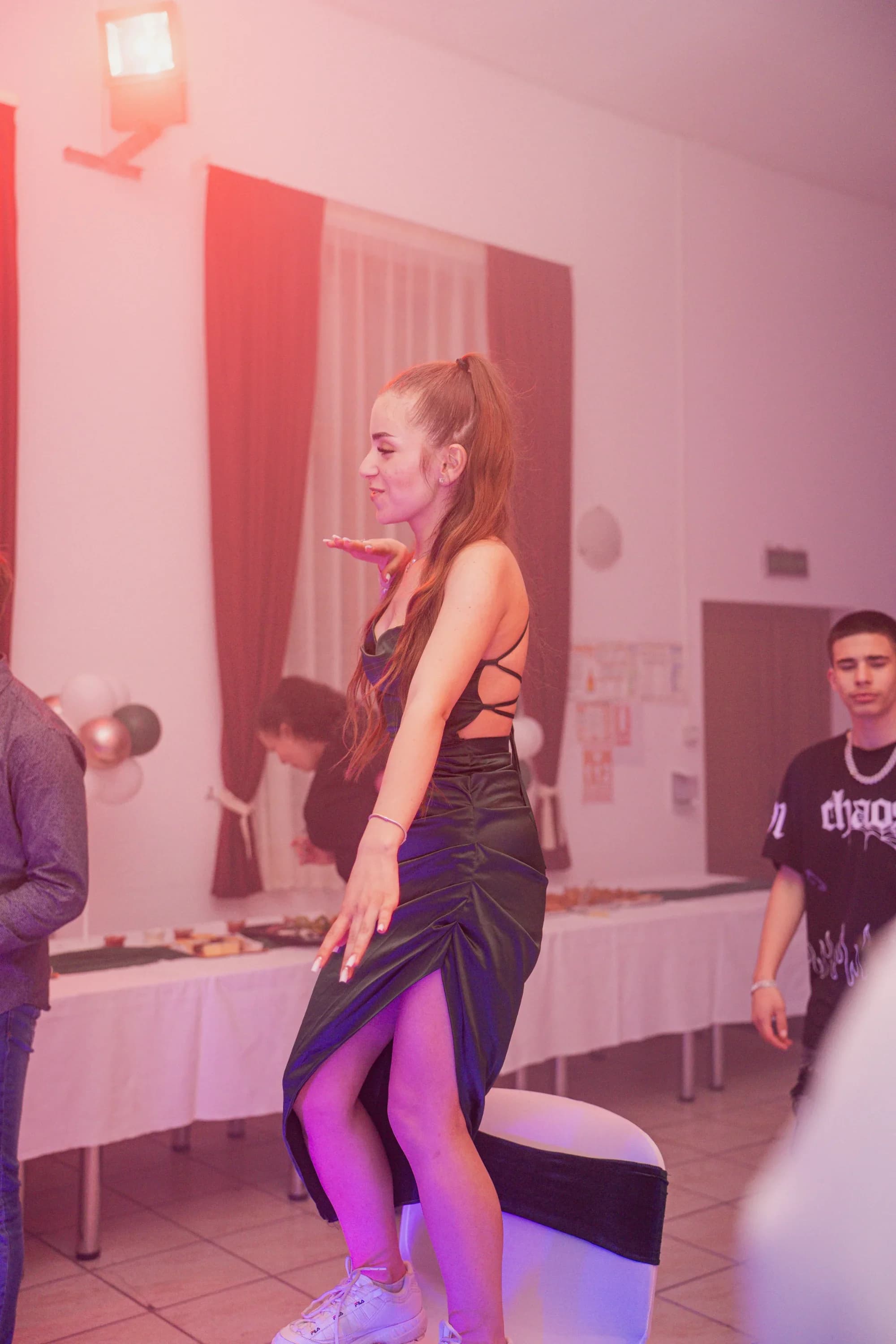 Tanara dansand pe scaun fotograf majorat petrecere Brasov Crudu Alexandru CA Photography