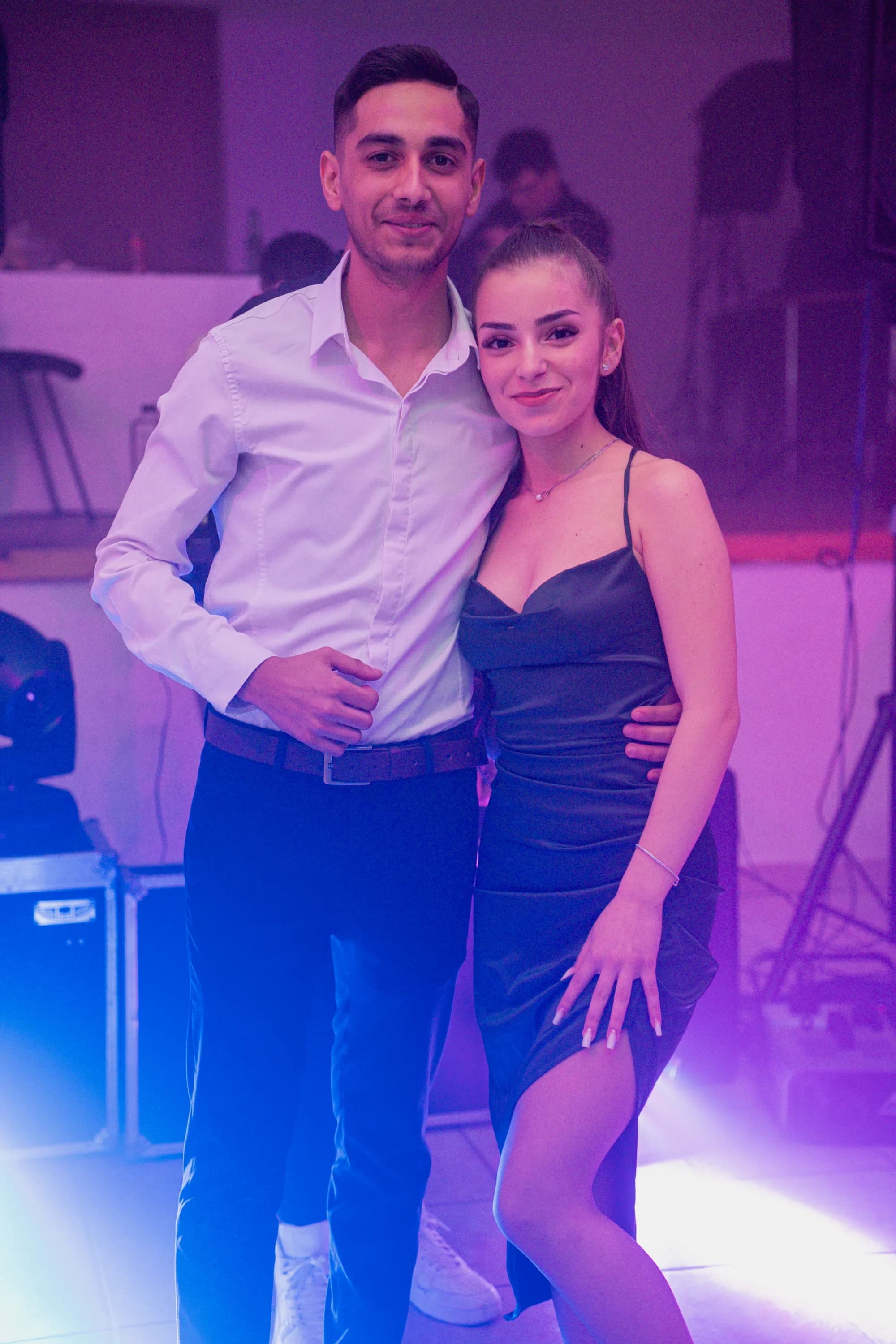 Tineri zambind la petrecere fotograf majorat petrecere Brasov Crudu Alexandru CA Photography