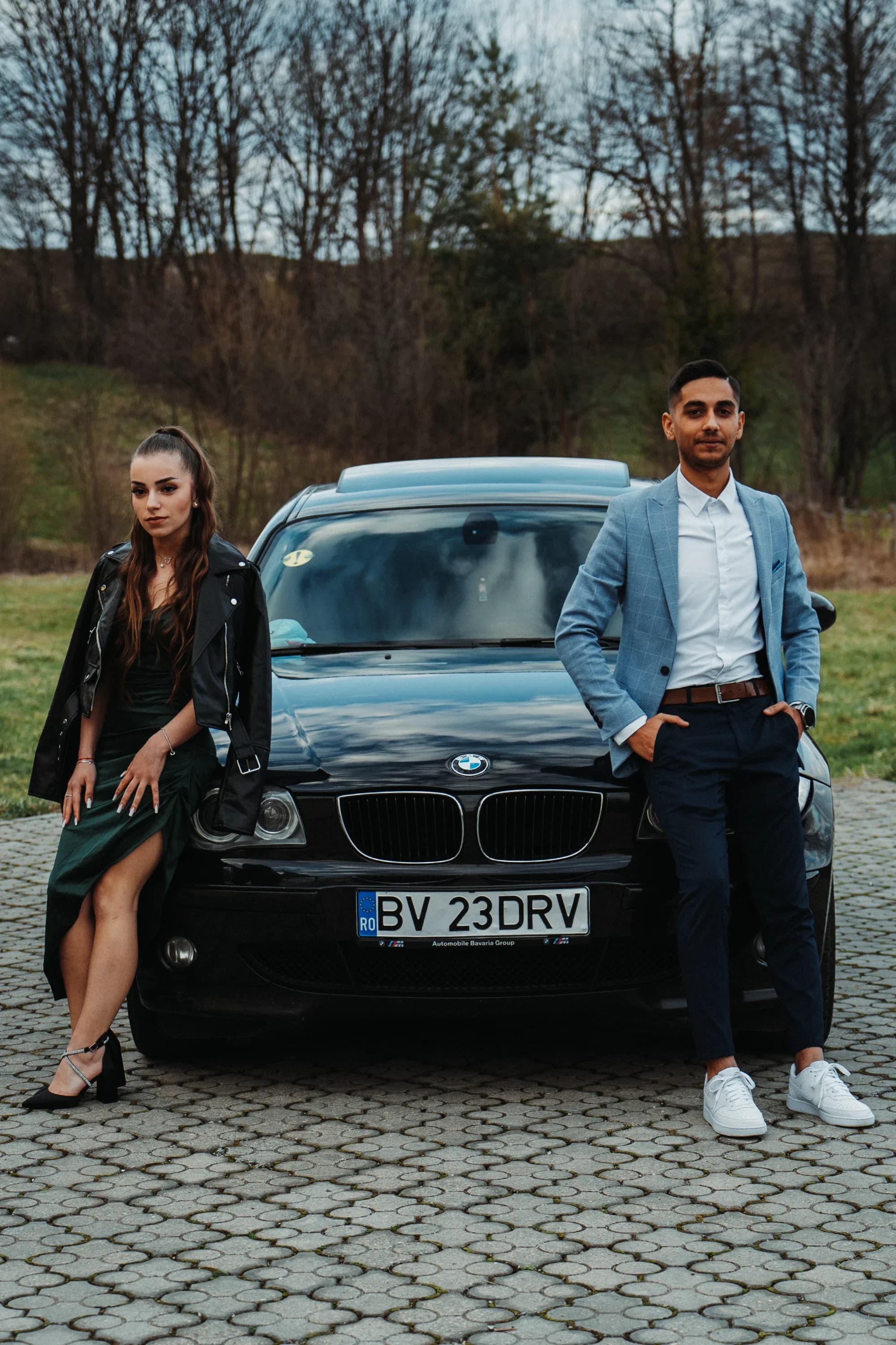 Tineri pozand langa masina fotograf majorat petrecere Brasov Crudu Alexandru CA Photography