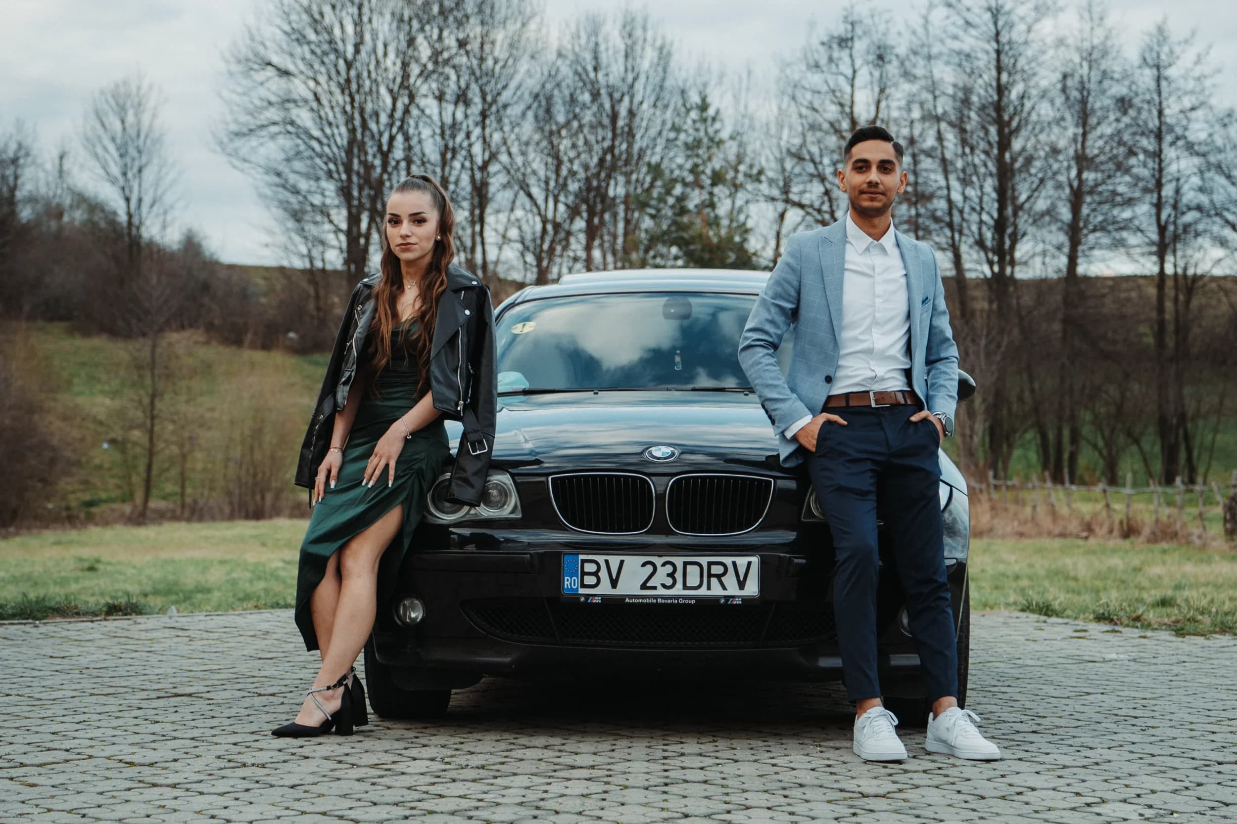 Tineri pozand langa masina fotograf majorat petrecere Brasov Crudu Alexandru CA Photography