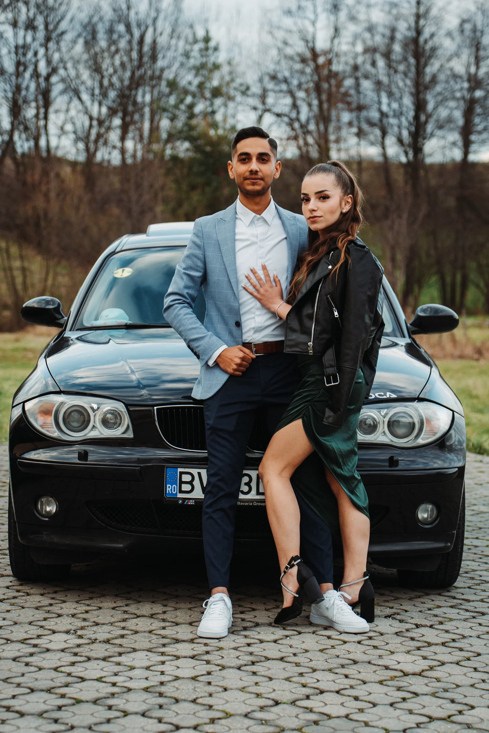 Tineri pozand langa masina fotograf majorat petrecere Brasov Crudu Alexandru CA Photography