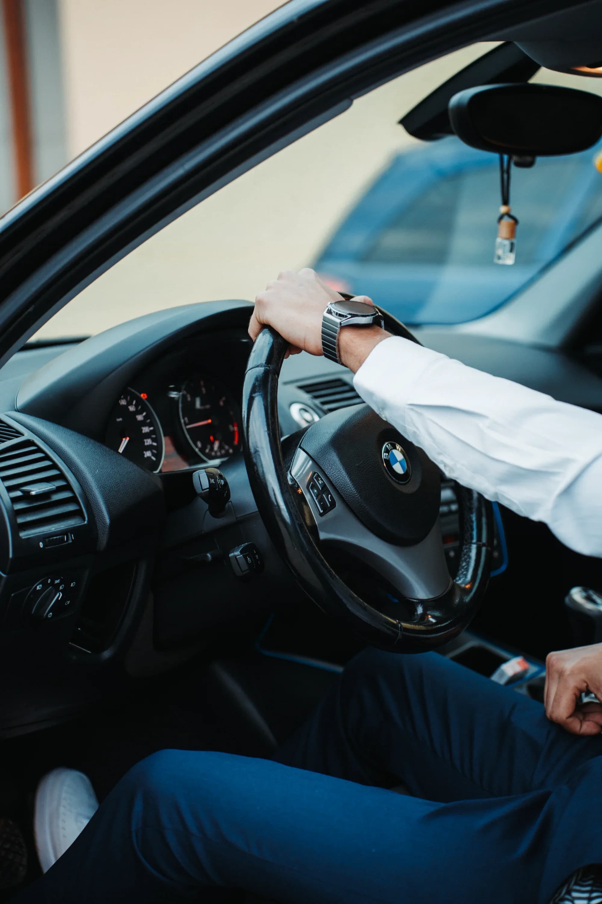 Tanar la volanul unui BMW fotograf majorat petrecere Brasov Crudu Alexandru CA Photography