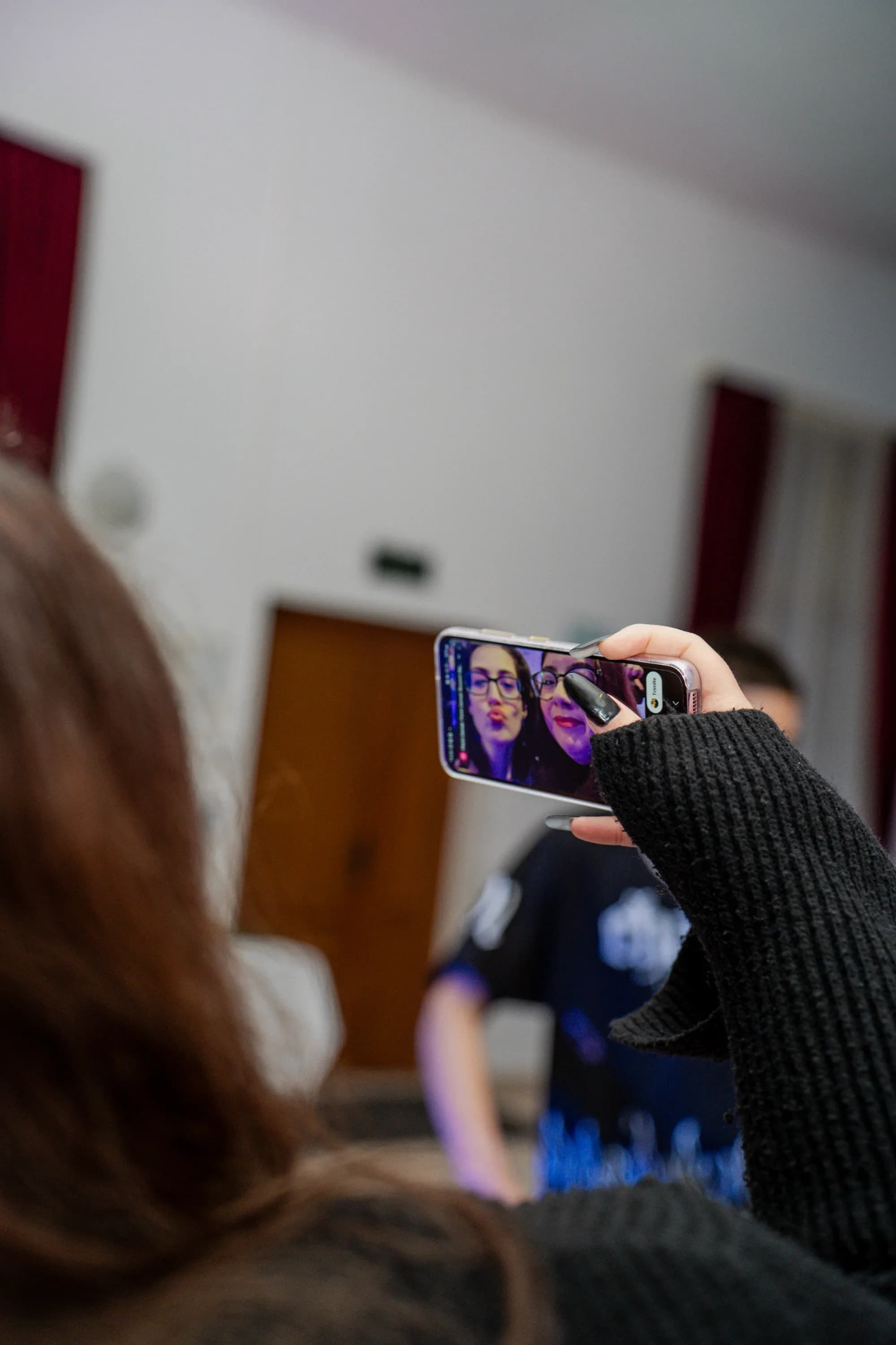 Tineri facand selfie la petrecere fotograf majorat petrecere Brasov Crudu Alexandru CA Photography