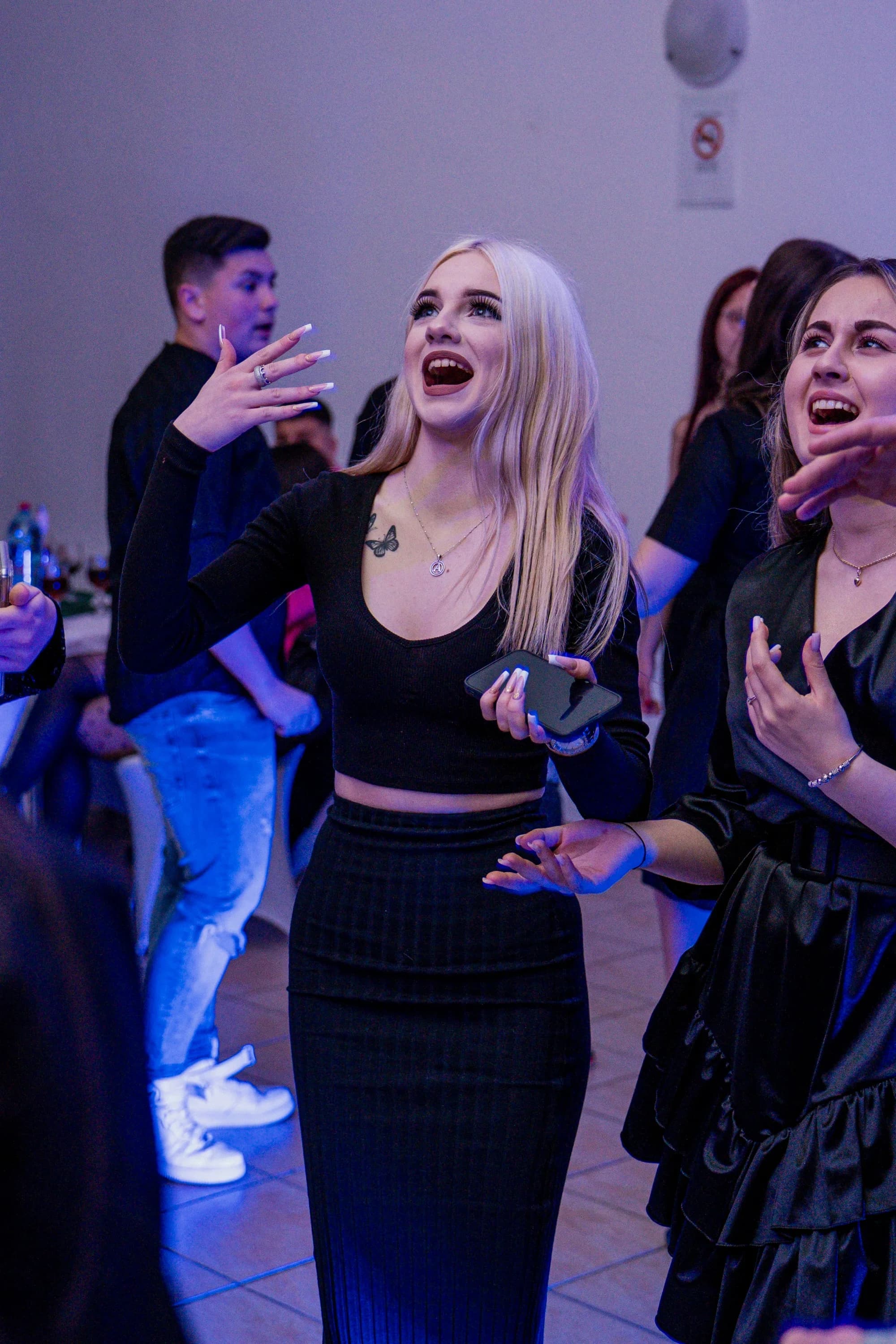 Tineri distrandu-se la petrecere fotograf majorat petrecere Brasov Crudu Alexandru CA Photography