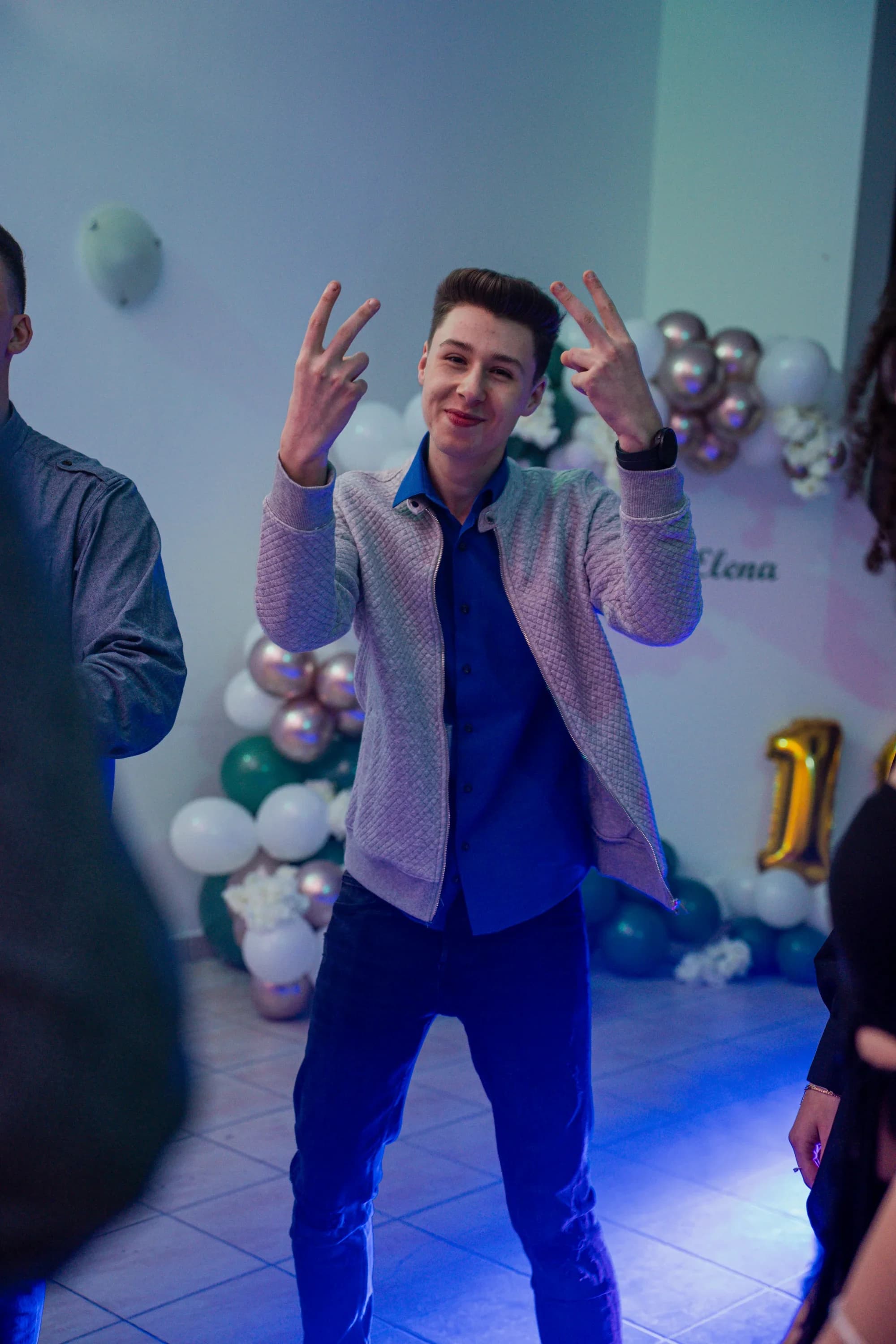 Tanar dansand la petrecere fotograf majorat petrecere Brasov Crudu Alexandru CA Photography