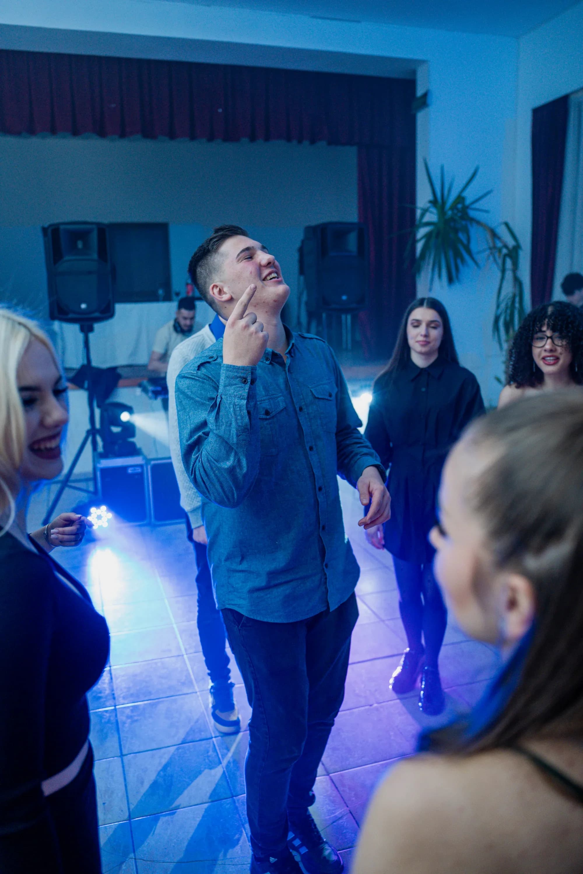 Tineri distrandu-se pe ringul de dans fotograf majorat petrecere Brasov Crudu Alexandru CA Photography