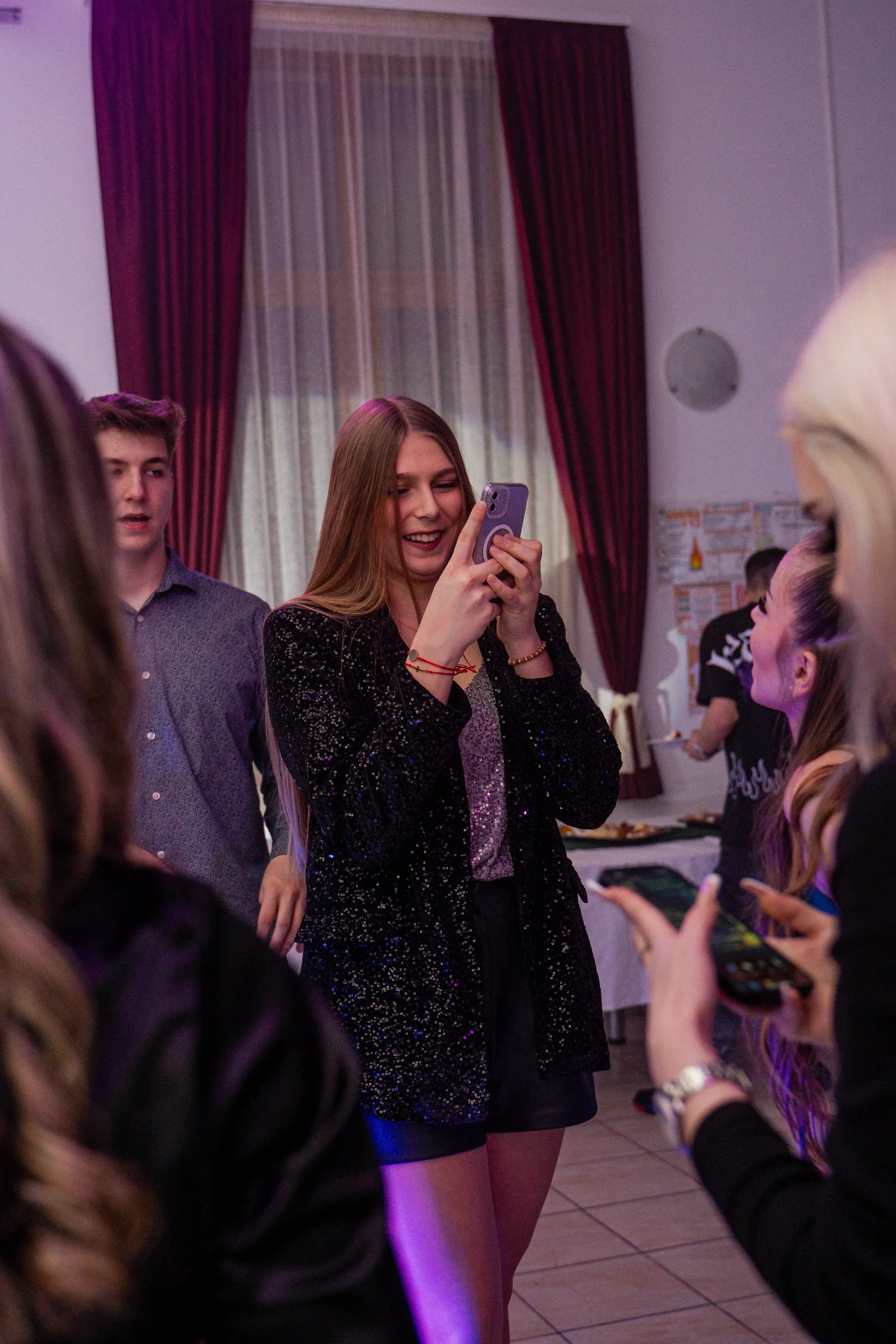 Tineri distrandu-se la petrecere fotograf majorat petrecere Brasov Crudu Alexandru CA Photography