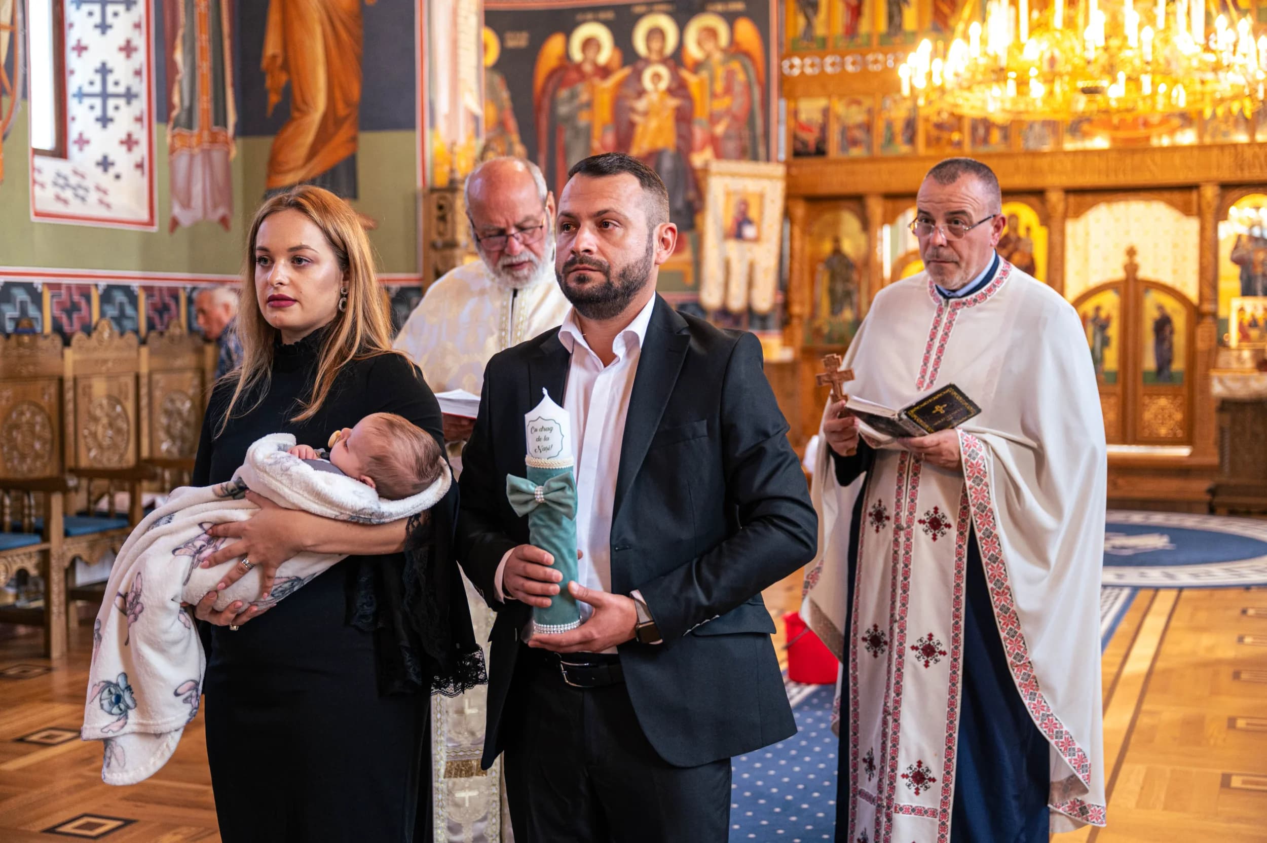 Moment emotionant cu parintii si bebelusul fotograf botez profesional Brasov Crudu Alexandru CA Photography