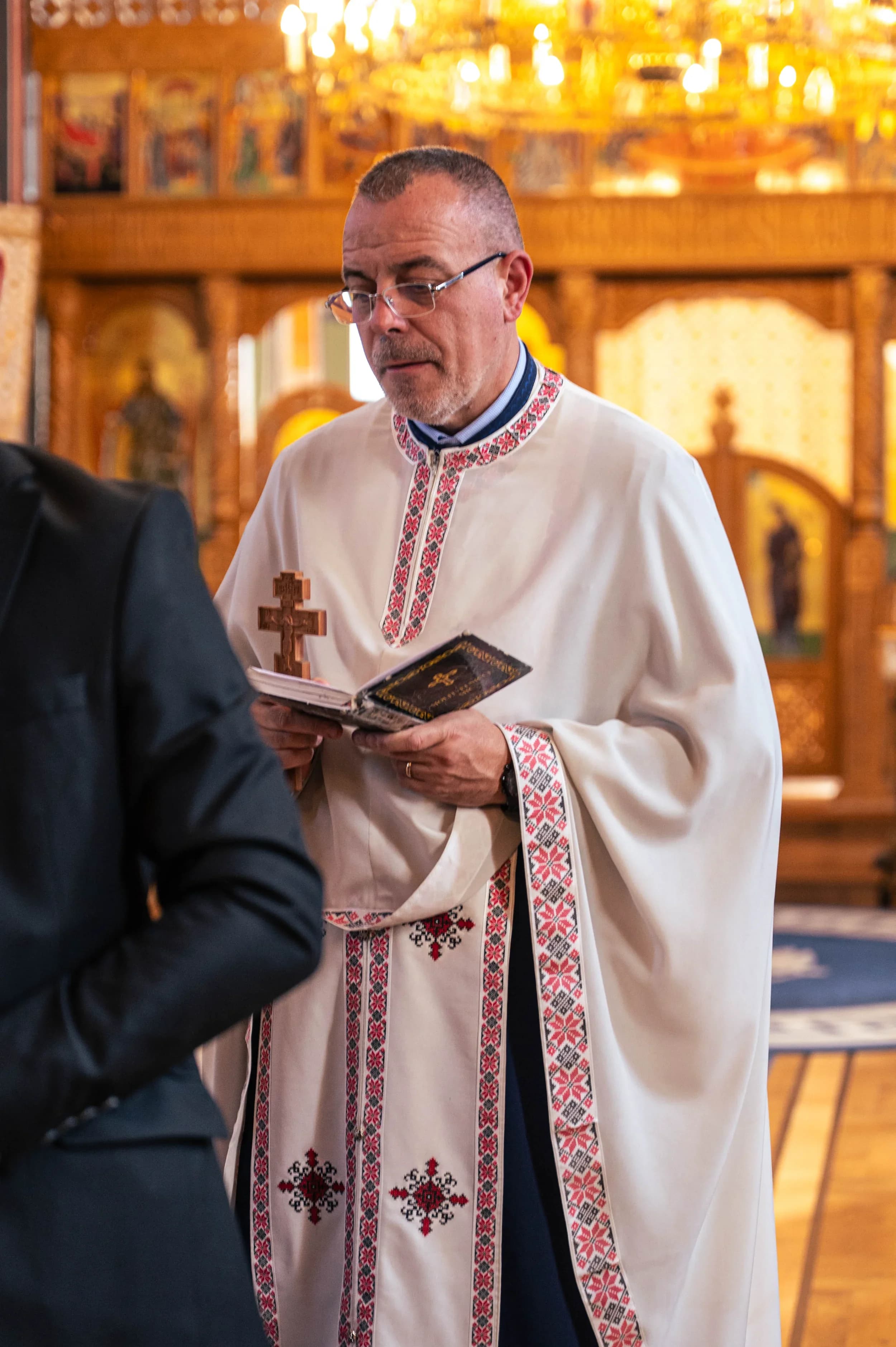 Preot recitand in biserica fotograf botez profesional Brasov Crudu Alexandru CA Photography