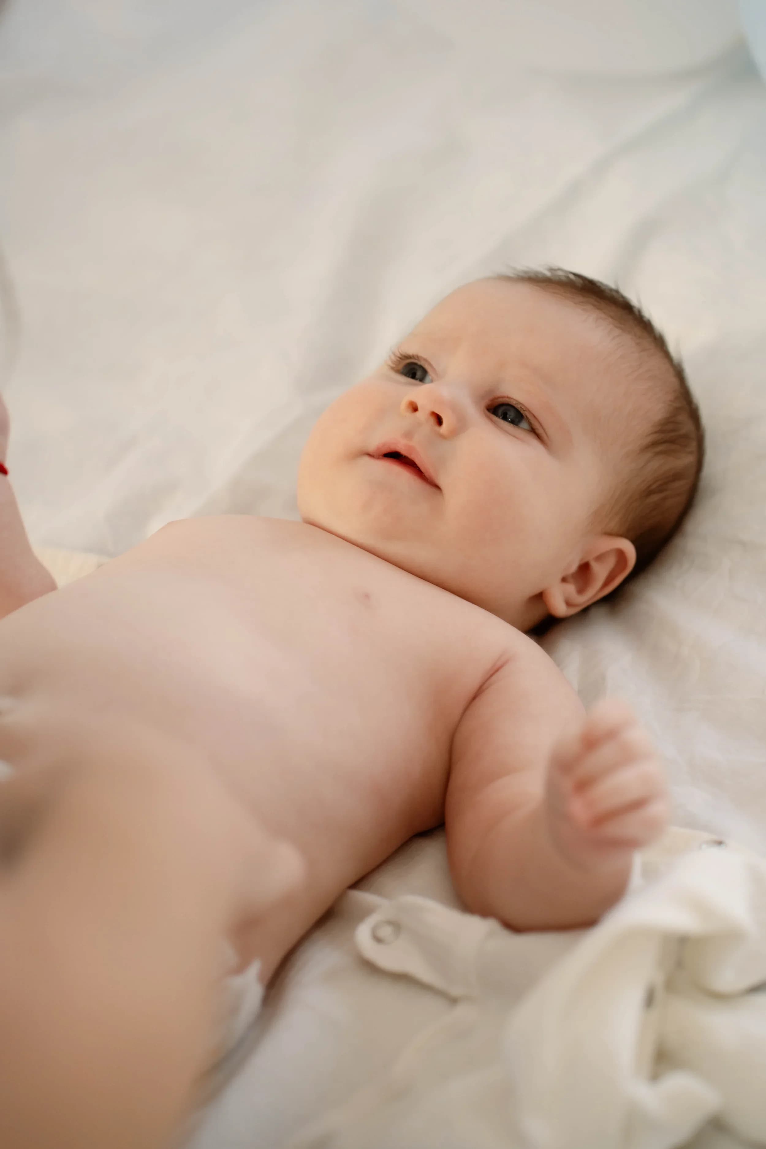 Bebelus zambitor pe o patura fotograf botez profesional Brasov Crudu Alexandru CA Photography