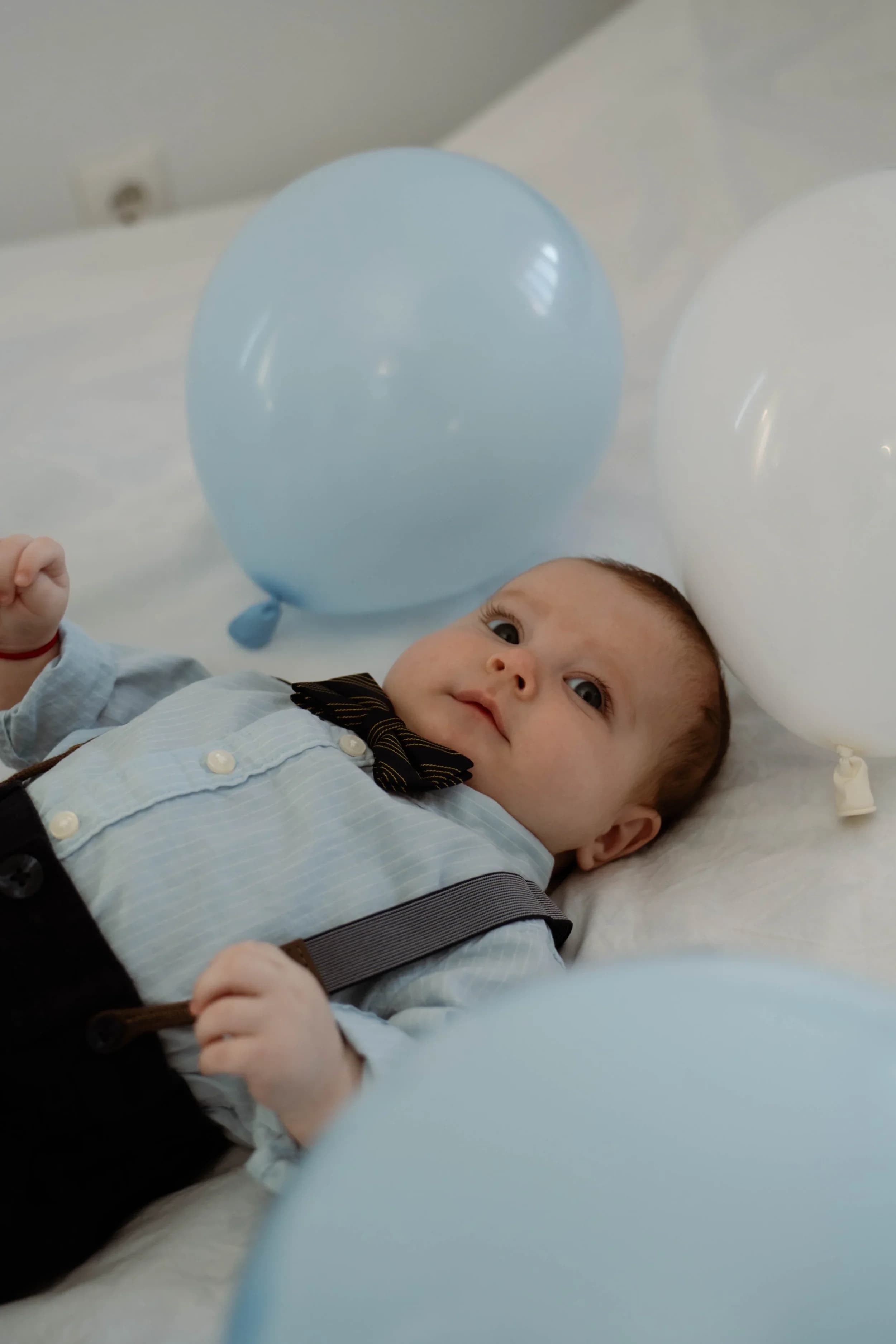 Bebelus zambitor cu baloane fotograf botez profesional Brasov Crudu Alexandru CA Photography