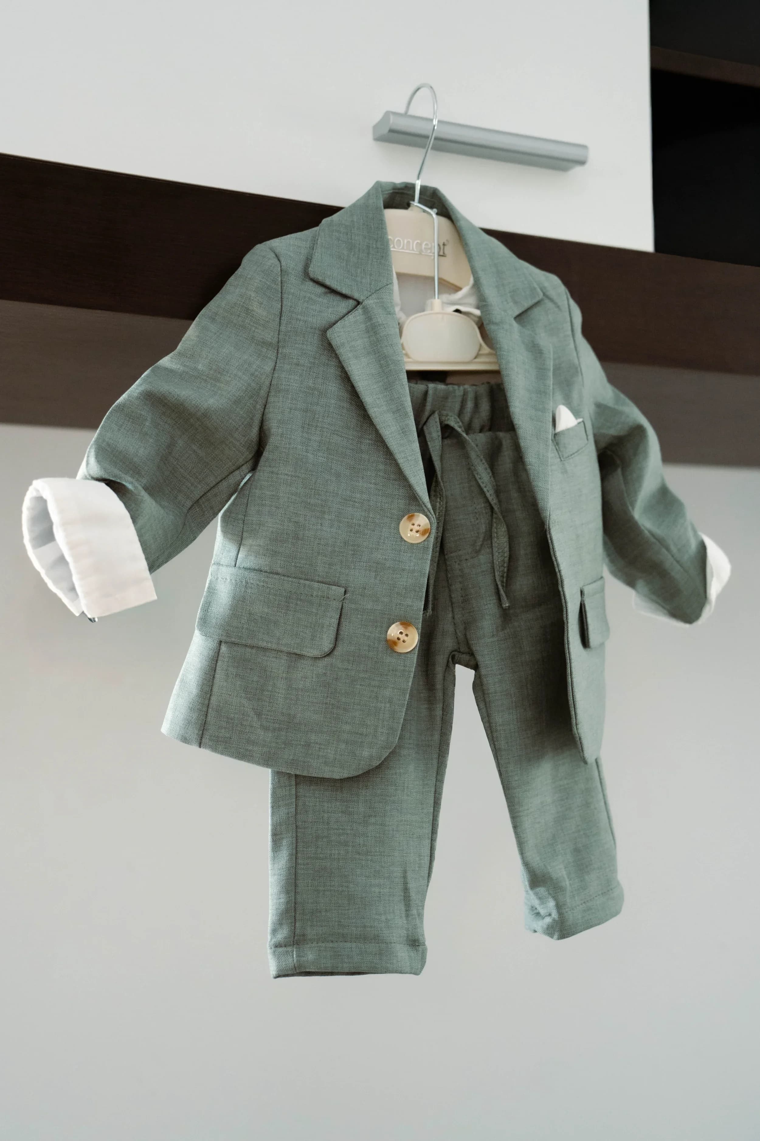 Costum elegant pentru bebelus fotograf botez profesional Brasov Crudu Alexandru CA Photography