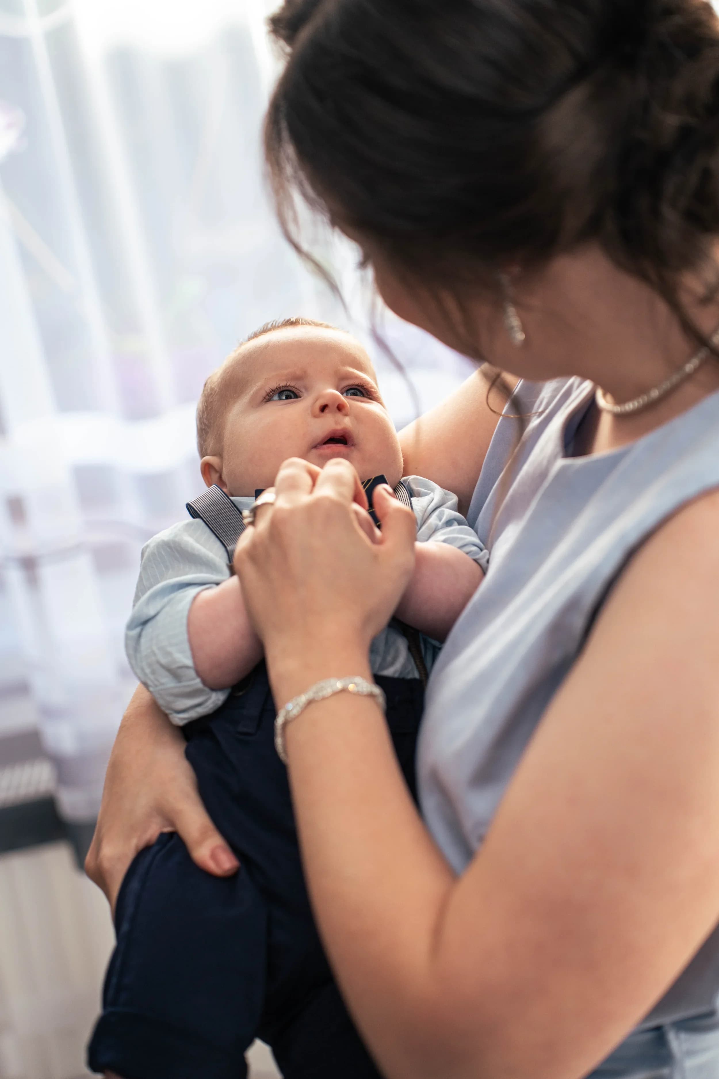 Bebelus admirand mama fotograf botez profesional Brasov Crudu Alexandru CA Photography