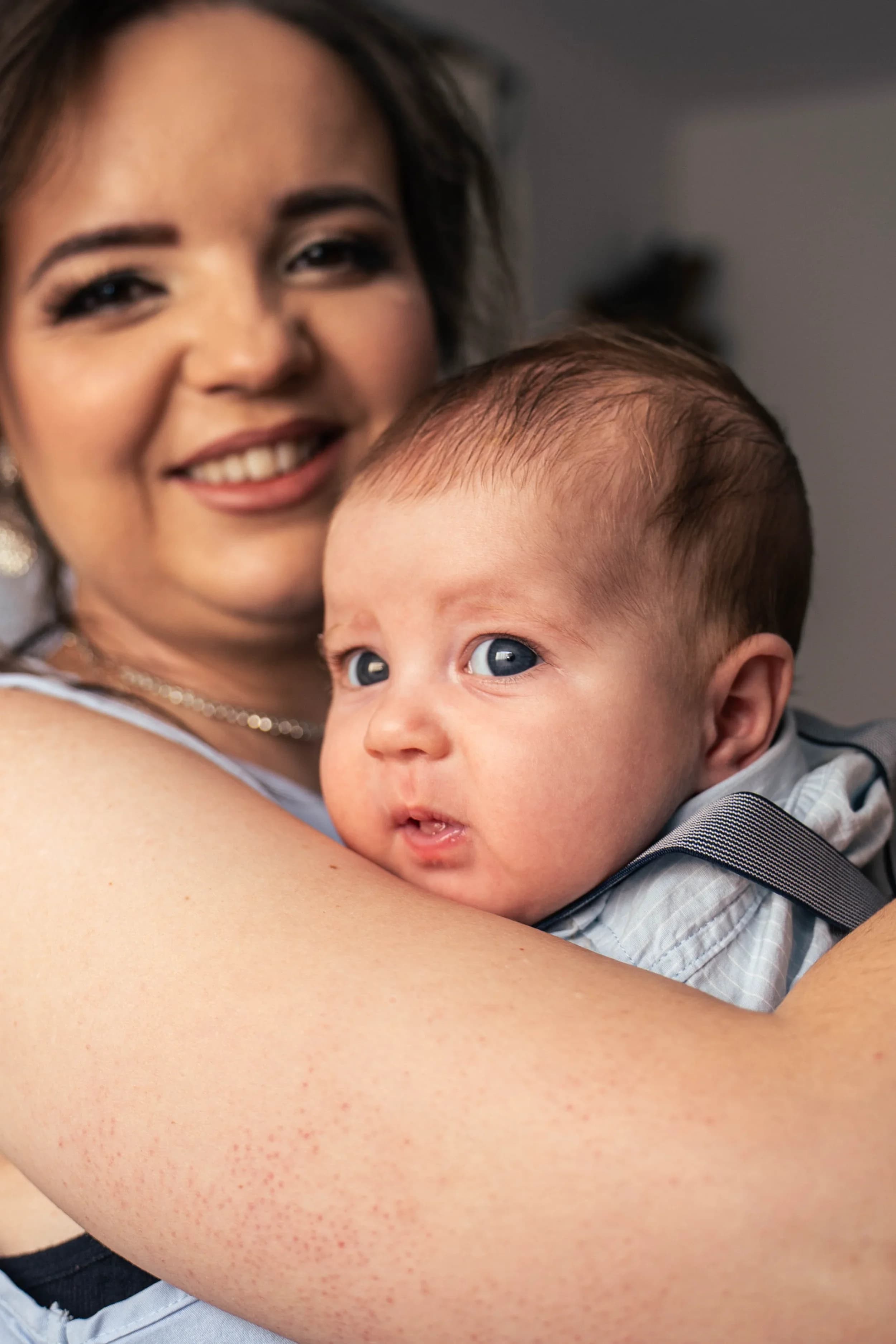 Bebelus in bratele mamei fotograf botez profesional Brasov Crudu Alexandru CA Photography