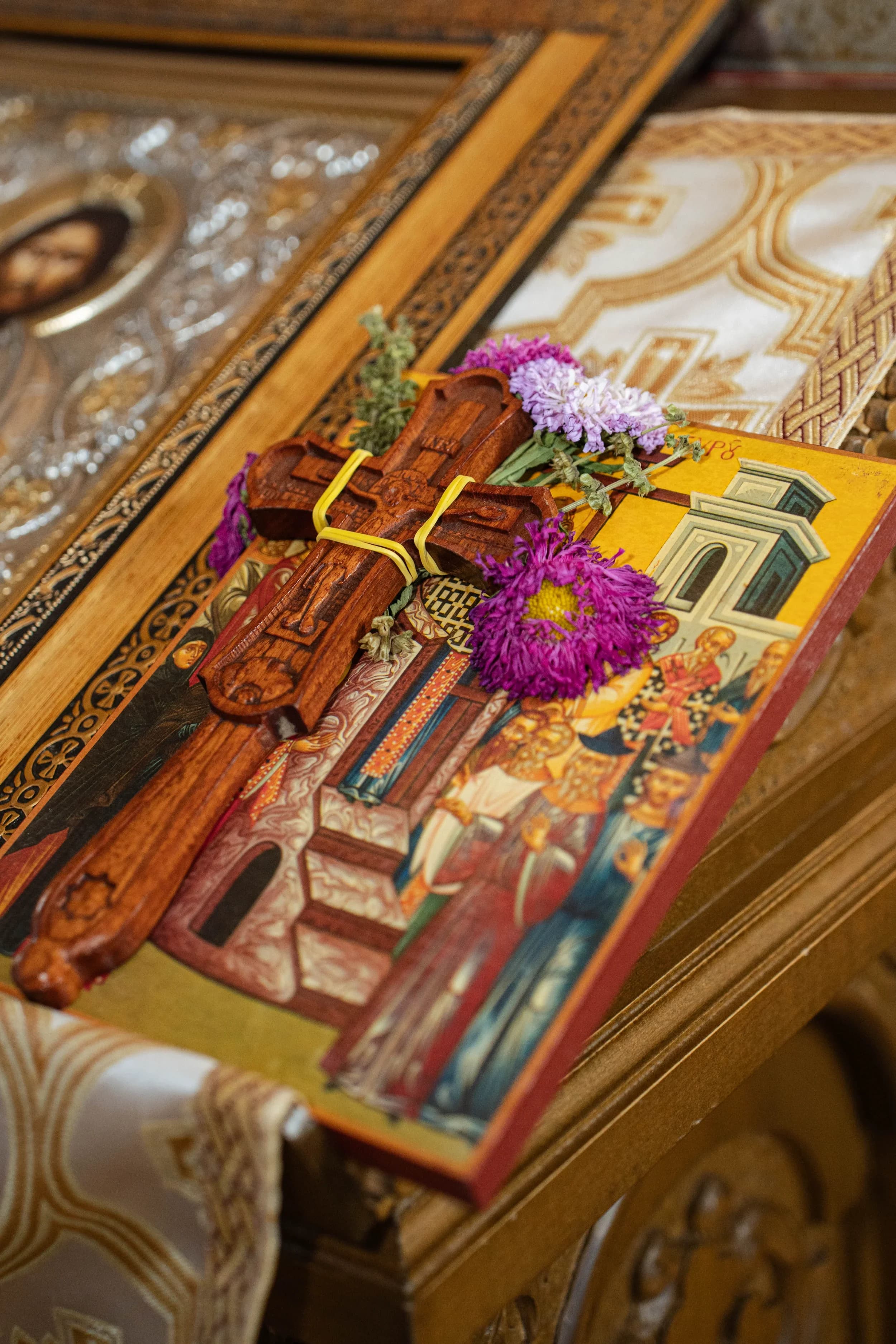 Detaliu cruce si icoana fotograf botez profesional Brasov Crudu Alexandru CA Photography