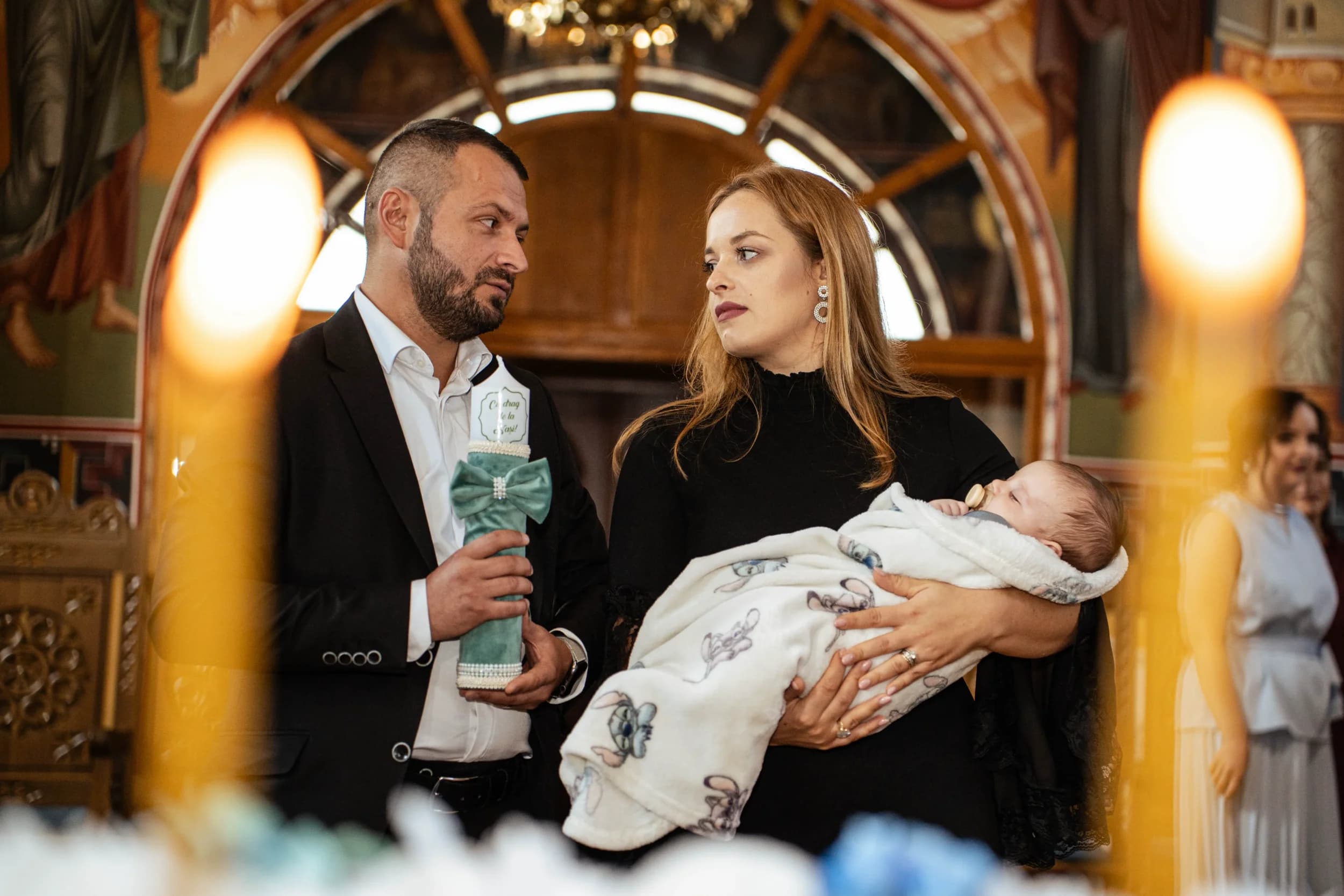 Moment emotionant cu parintii si bebelusul fotograf botez profesional Brasov Crudu Alexandru CA Photography