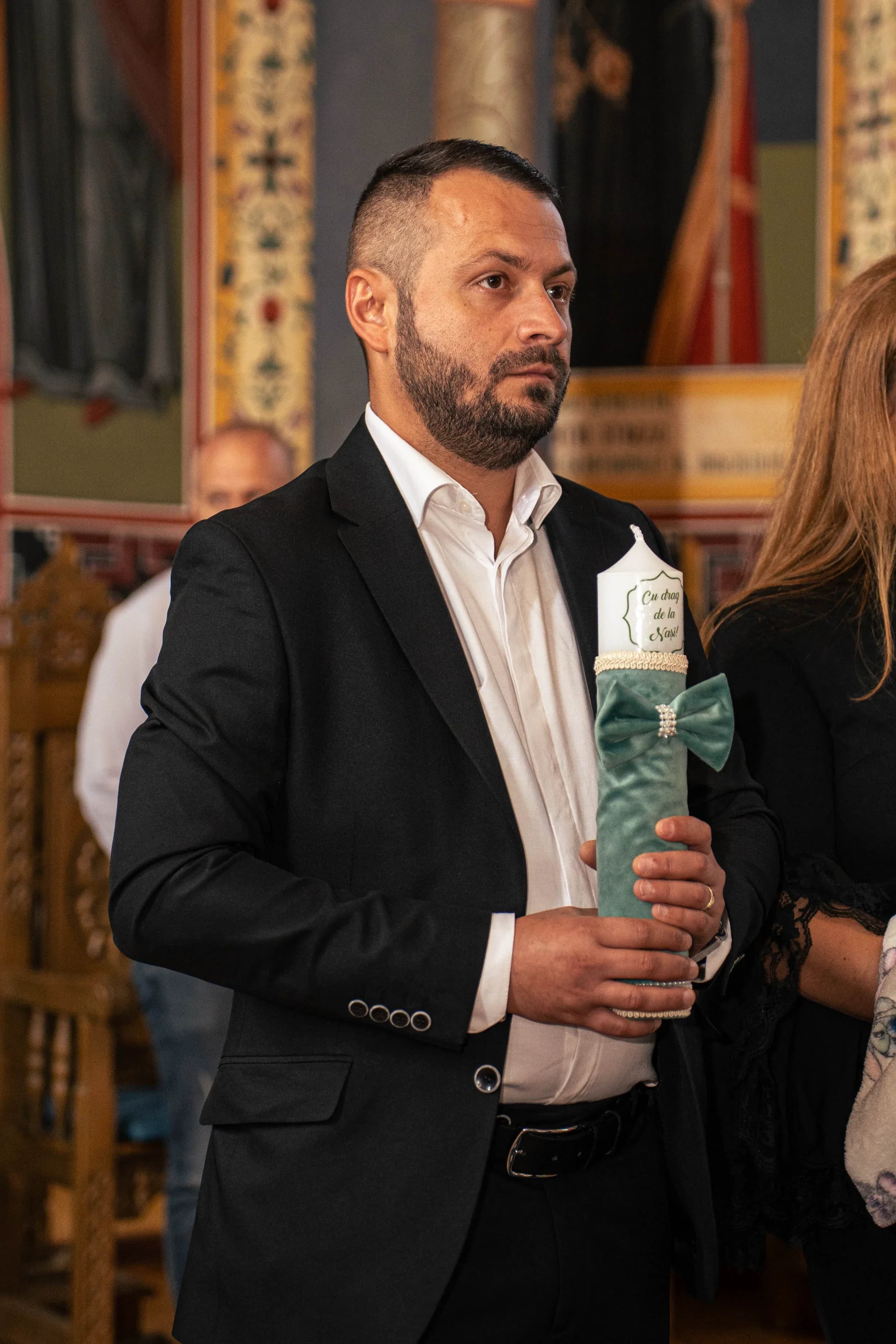 Tata cu lumanarea botezului fotograf botez profesional Brasov Crudu Alexandru CA Photography