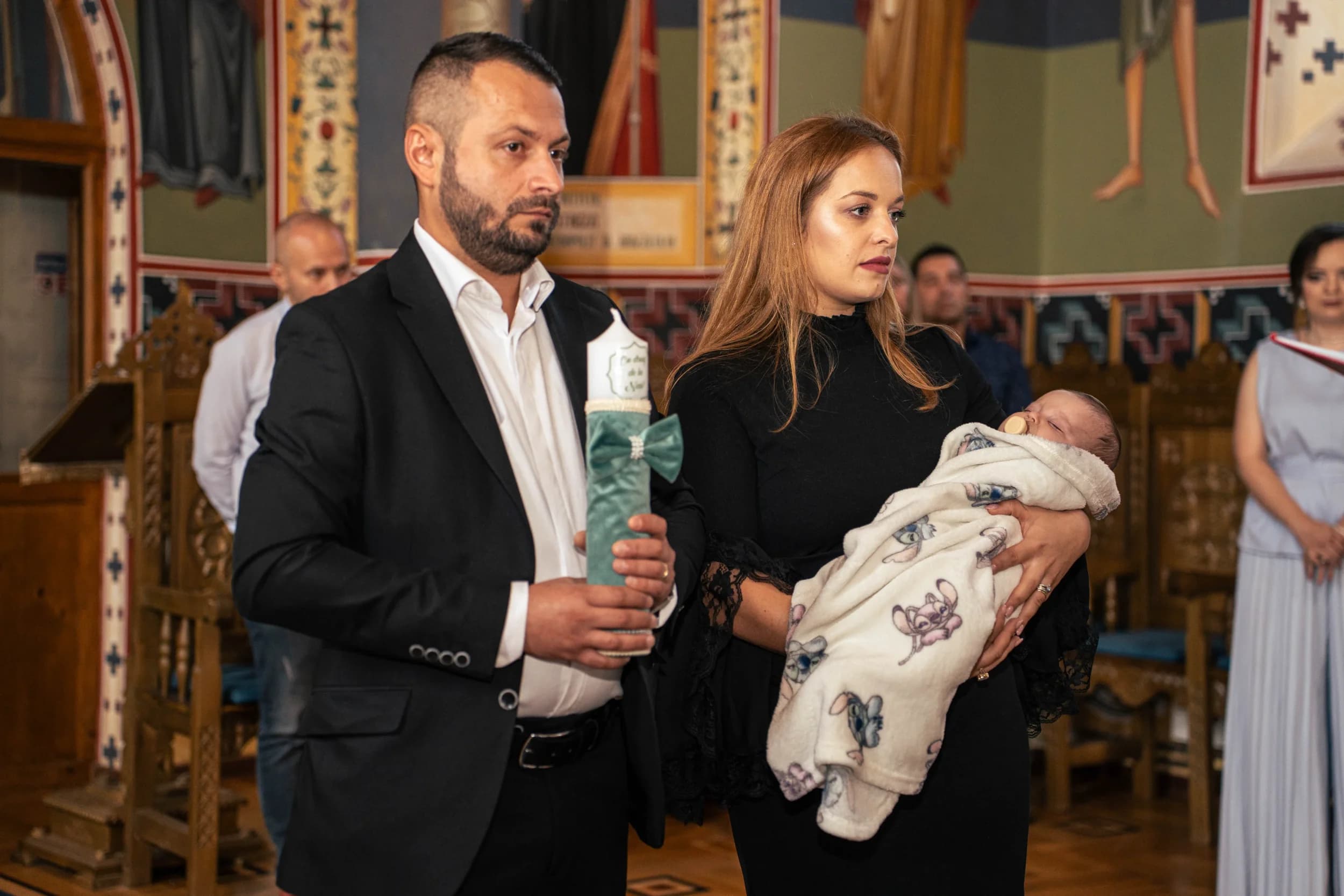 Parinti si bebelus in biserica fotograf botez profesional Brasov Crudu Alexandru CA Photography