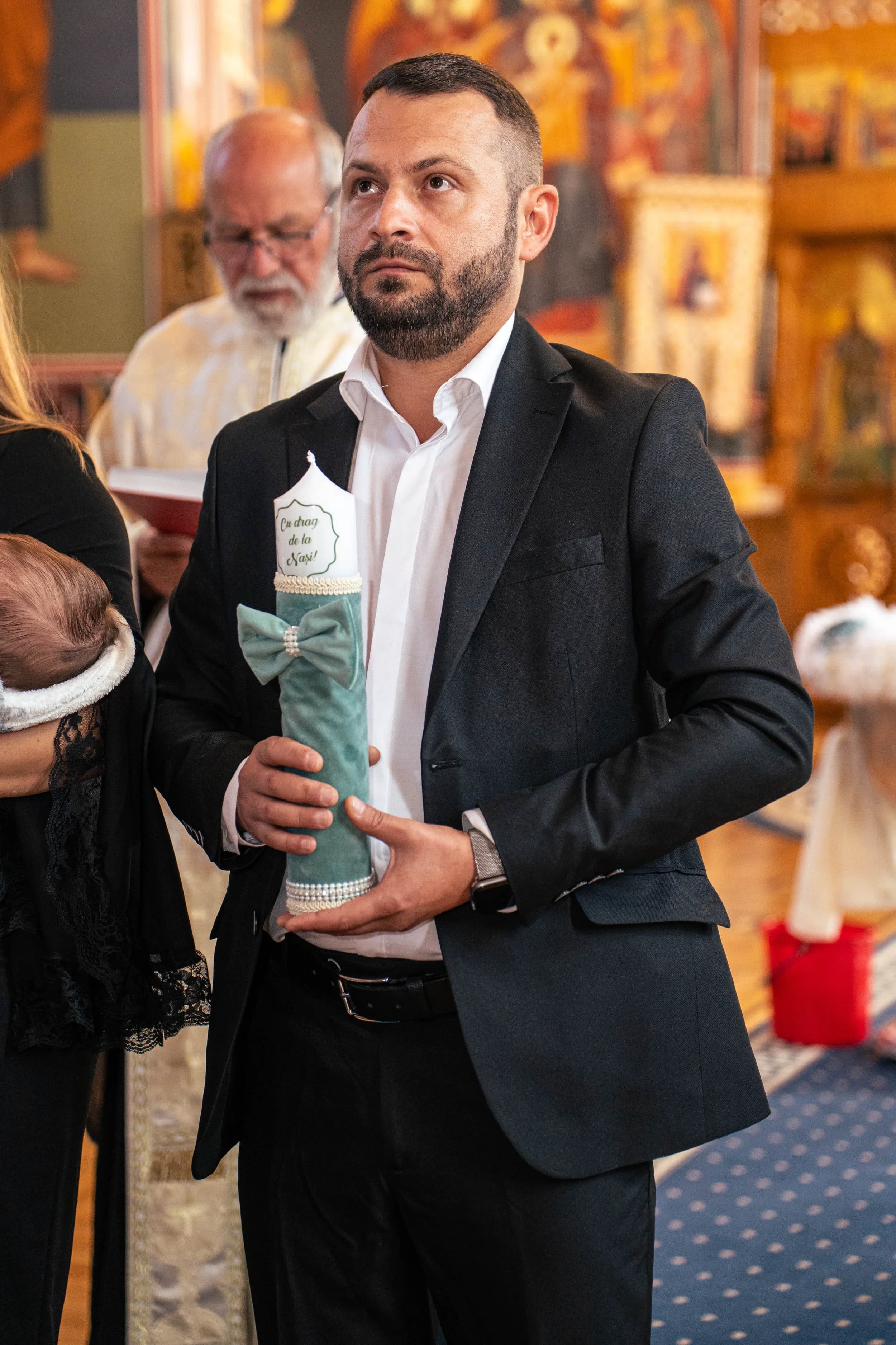 Moment emotional cu tatal si cristelnita fotograf botez profesional Brasov Crudu Alexandru CA Photography