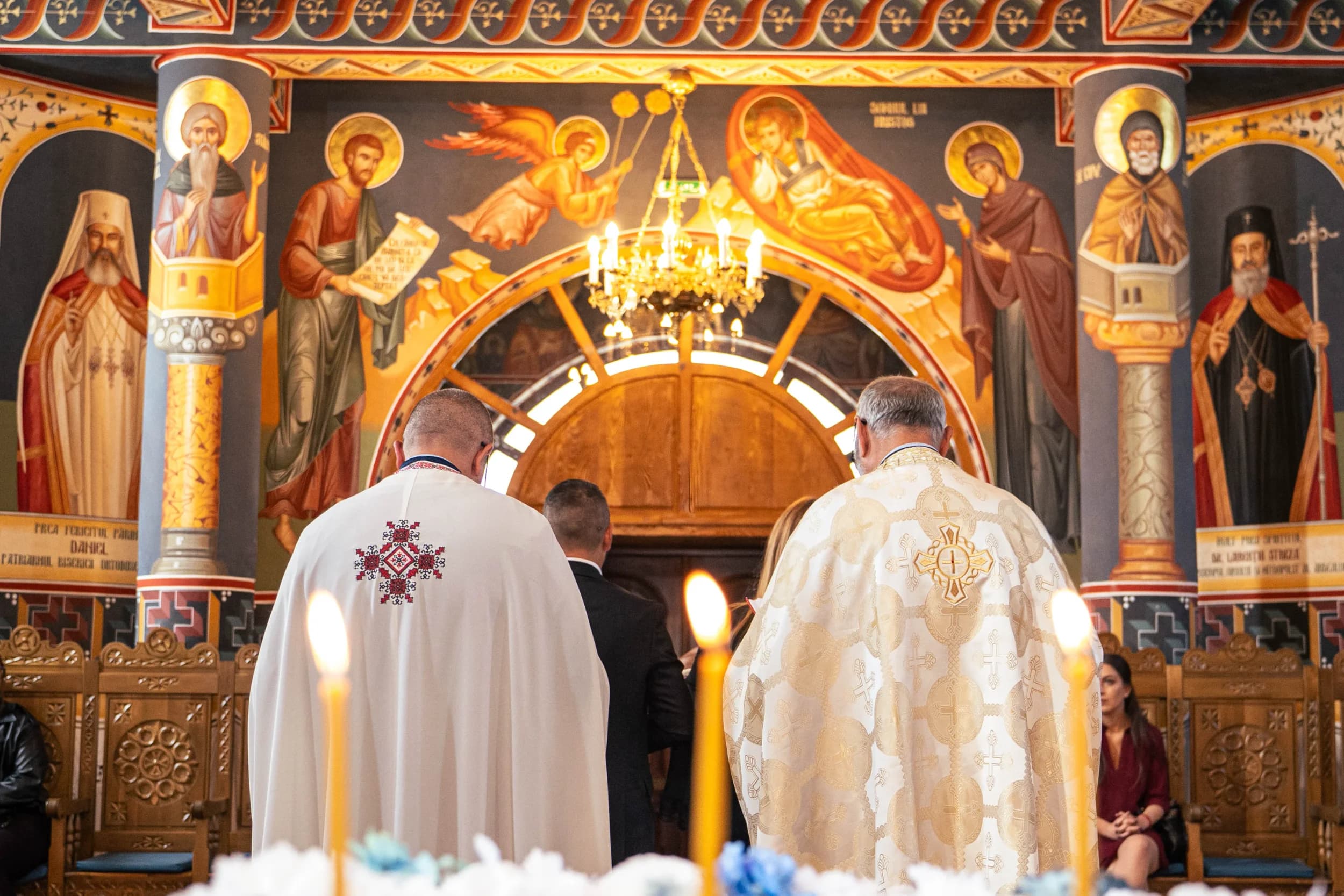 Moment solemn al ceremoniei de botez fotograf botez profesional Brasov Crudu Alexandru CA Photography