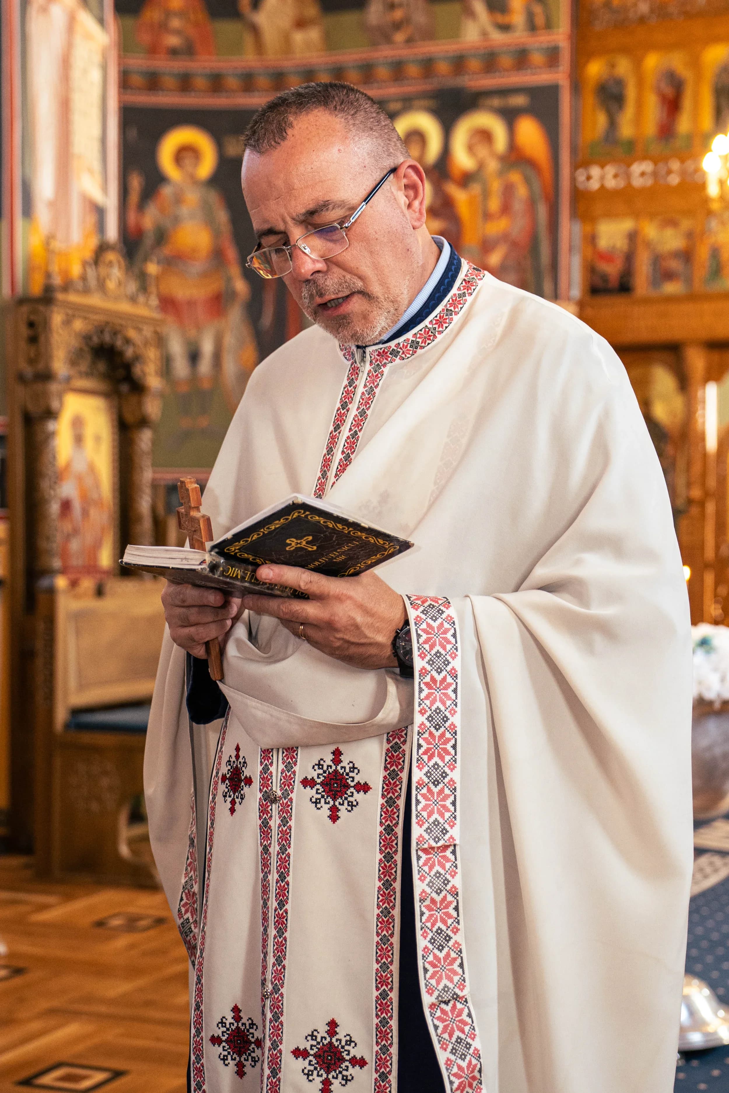 Preot citind din biblie fotograf botez profesional Brasov Crudu Alexandru CA Photography