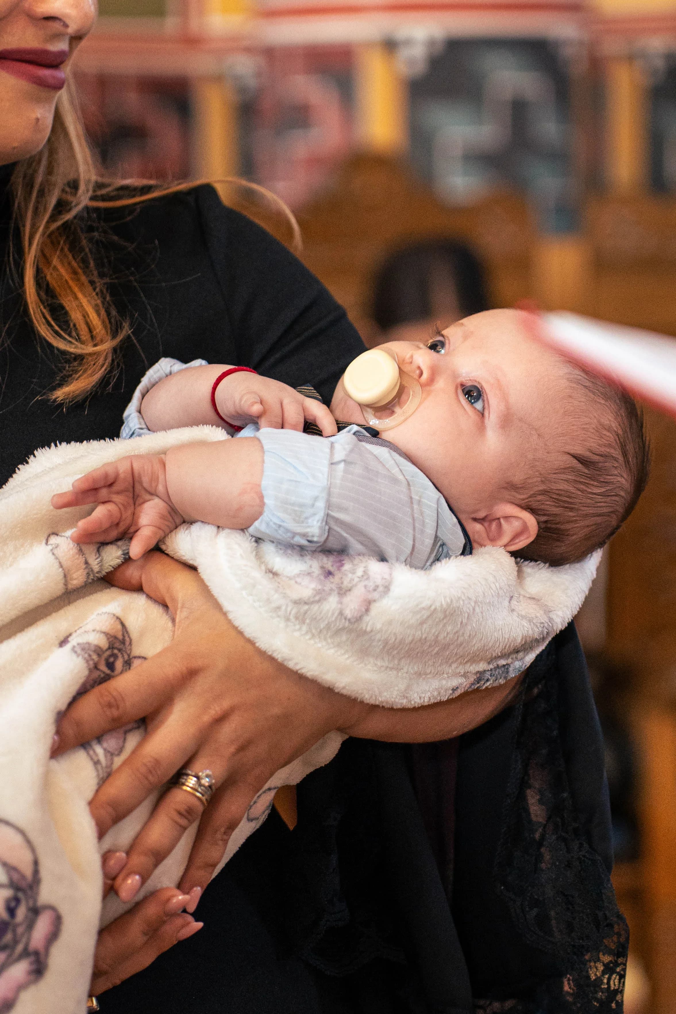 Bebelus in bratele mamei fotograf botez profesional Brasov Crudu Alexandru CA Photography