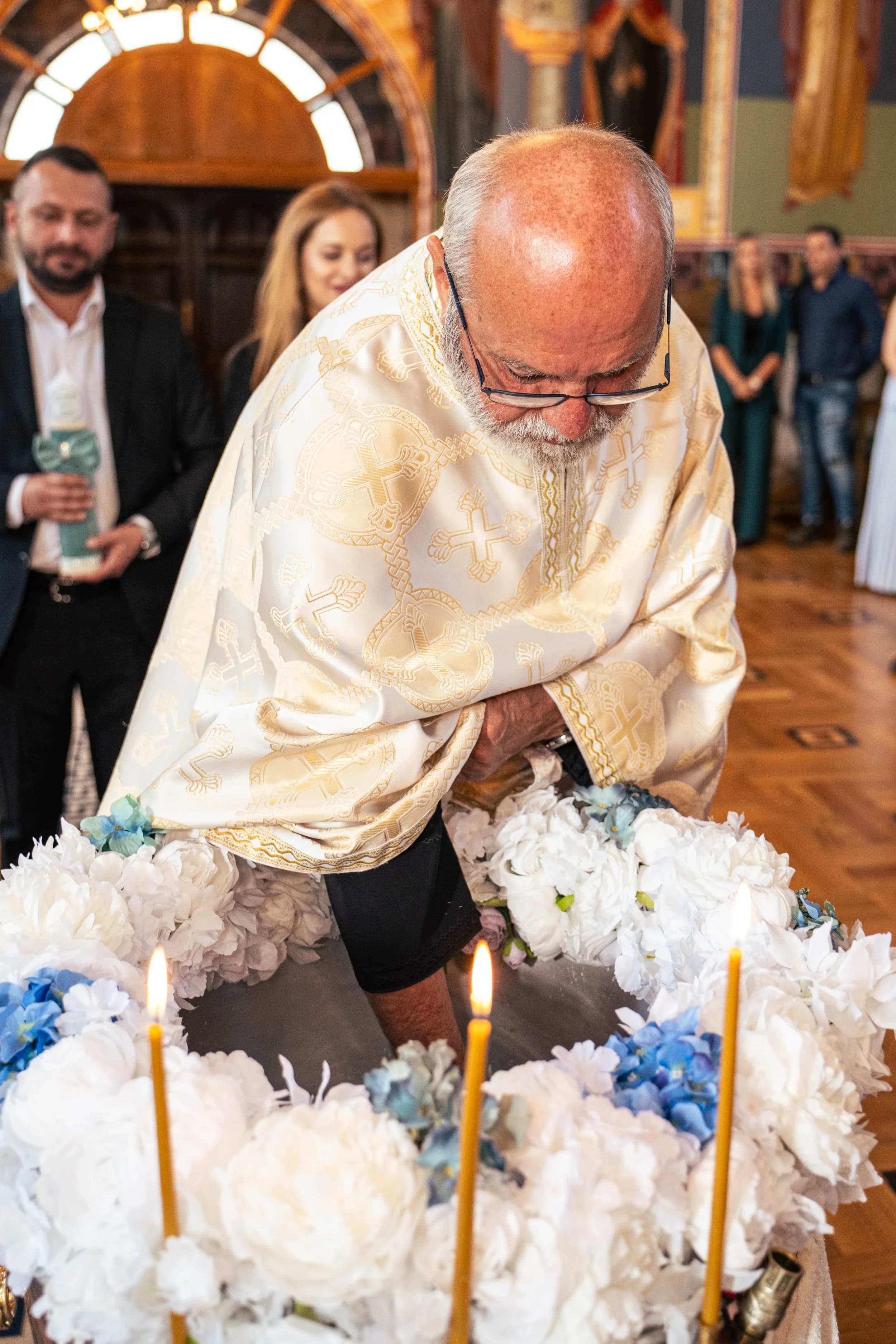 Preot pregatind cristelnita fotograf botez profesional Brasov Crudu Alexandru CA Photography