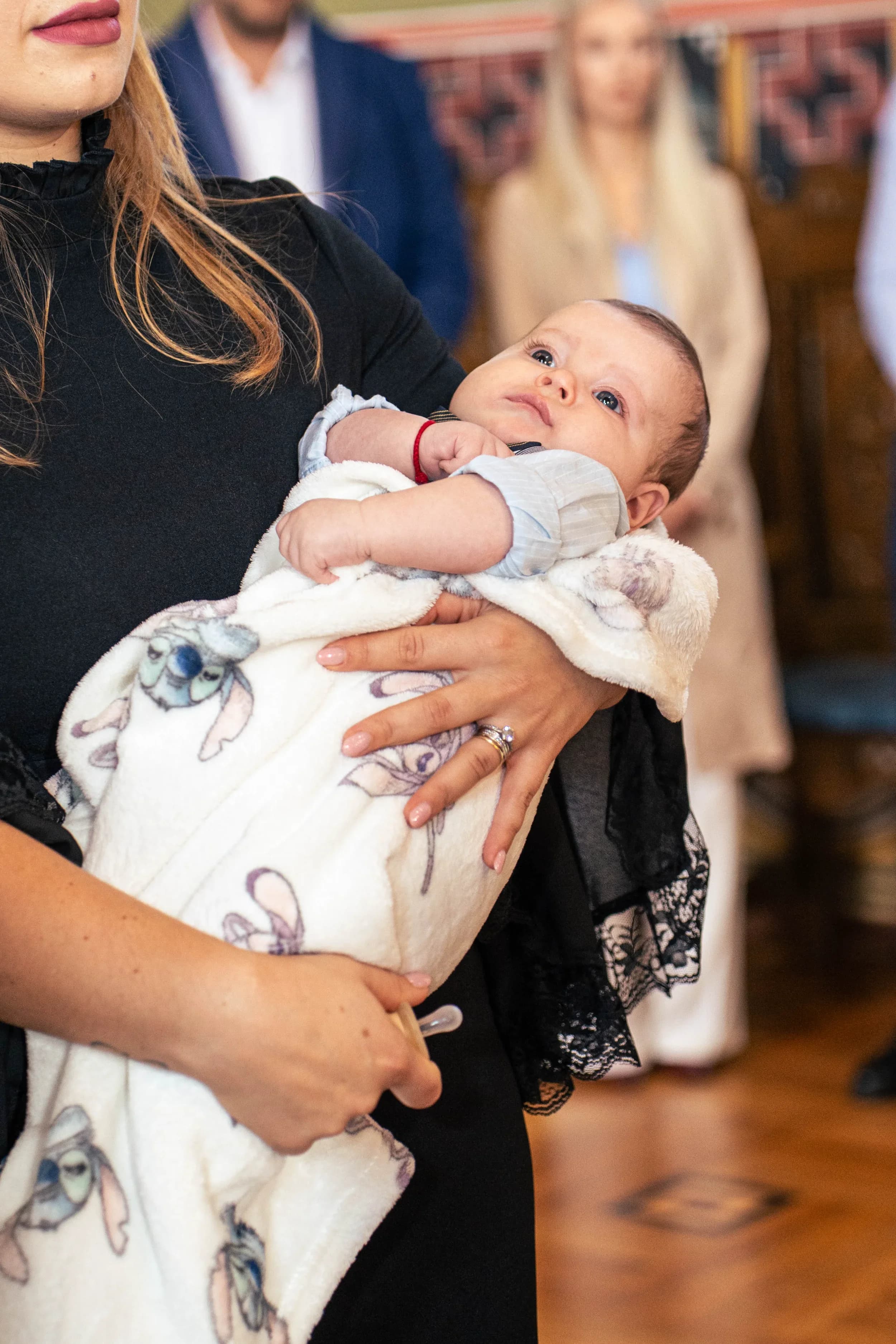 Bebelus in bratele mamei fotograf botez profesional Brasov Crudu Alexandru CA Photography