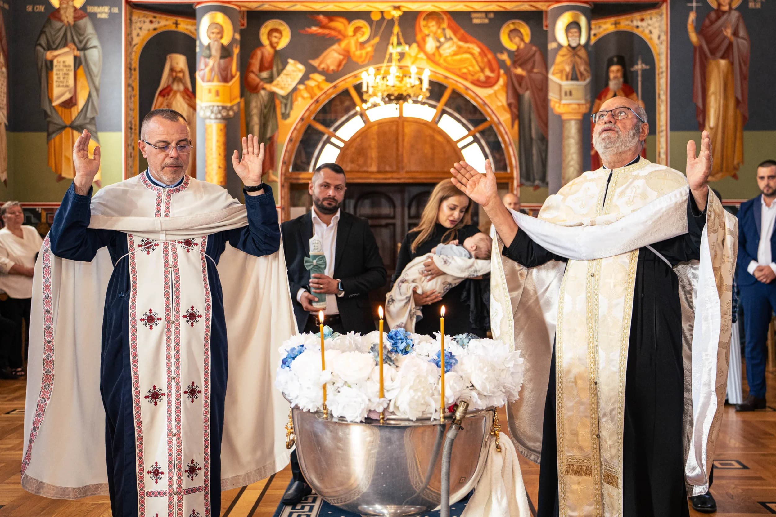 Moment emotionant cu preotii si bebelusul fotograf botez profesional Brasov Crudu Alexandru CA Photography