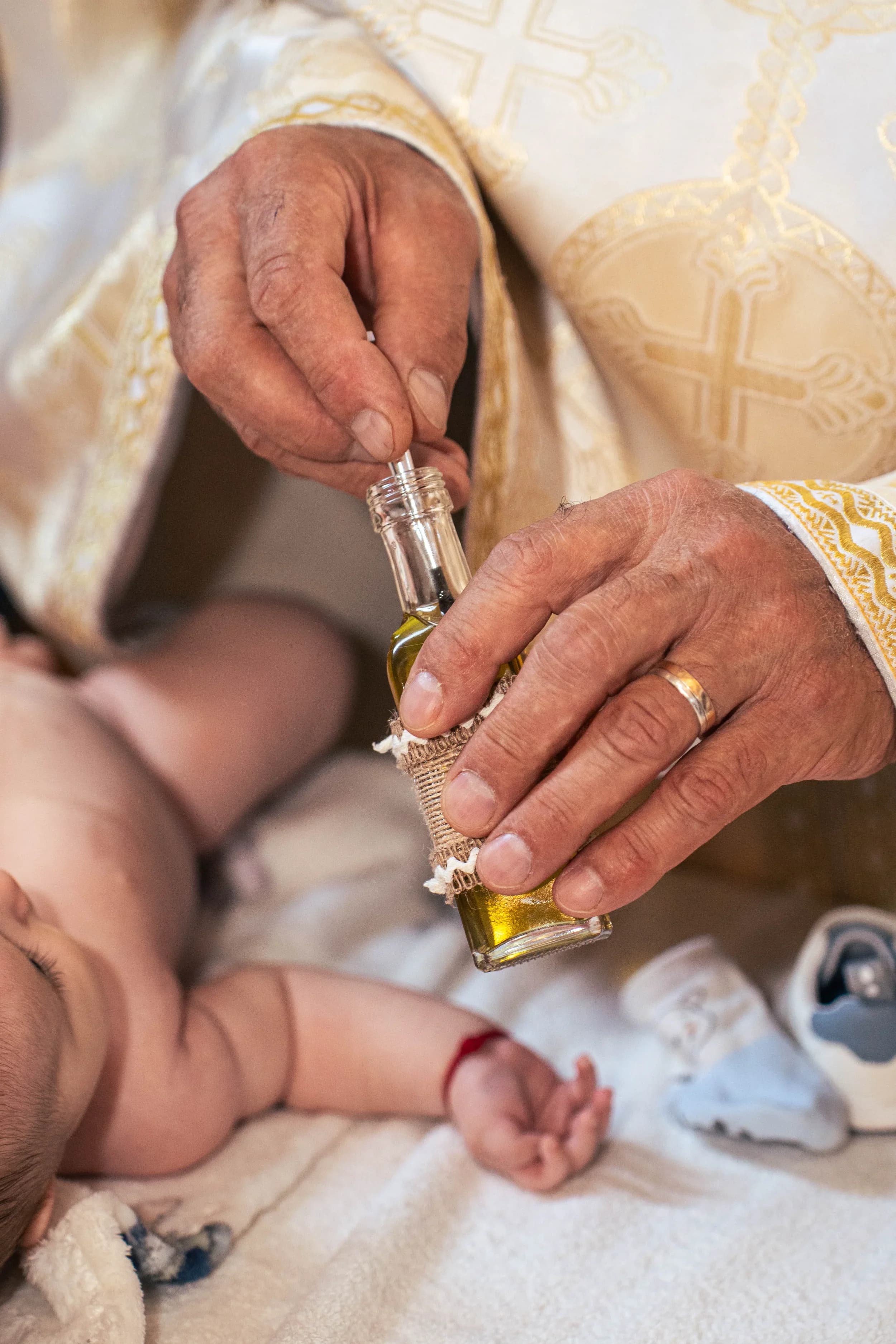 Preot apeland la ulei pentru botez fotograf botez profesional Brasov Crudu Alexandru CA Photography