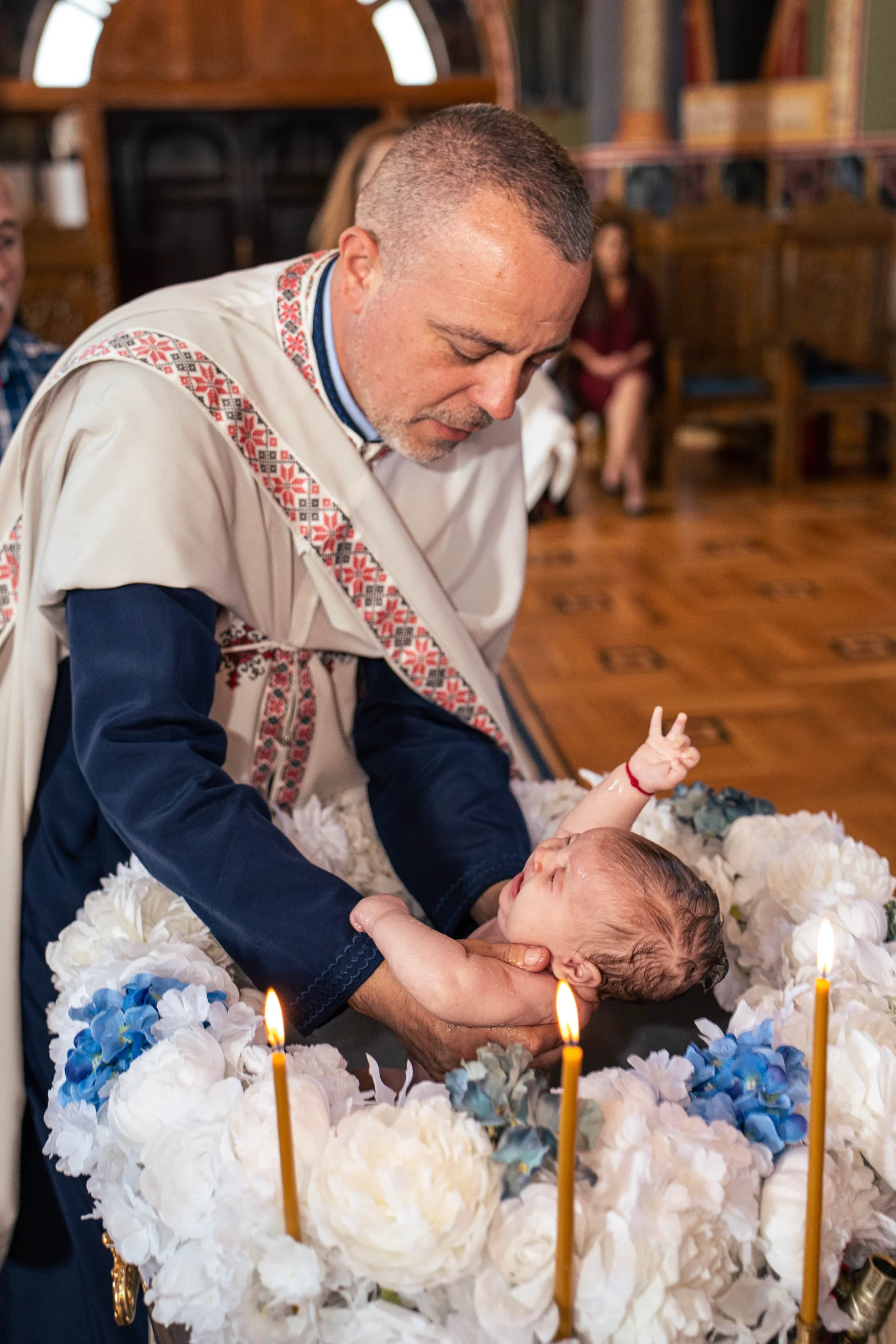 Preot cu bebelus in cristelnita fotograf botez profesional Brasov Crudu Alexandru CA Photography