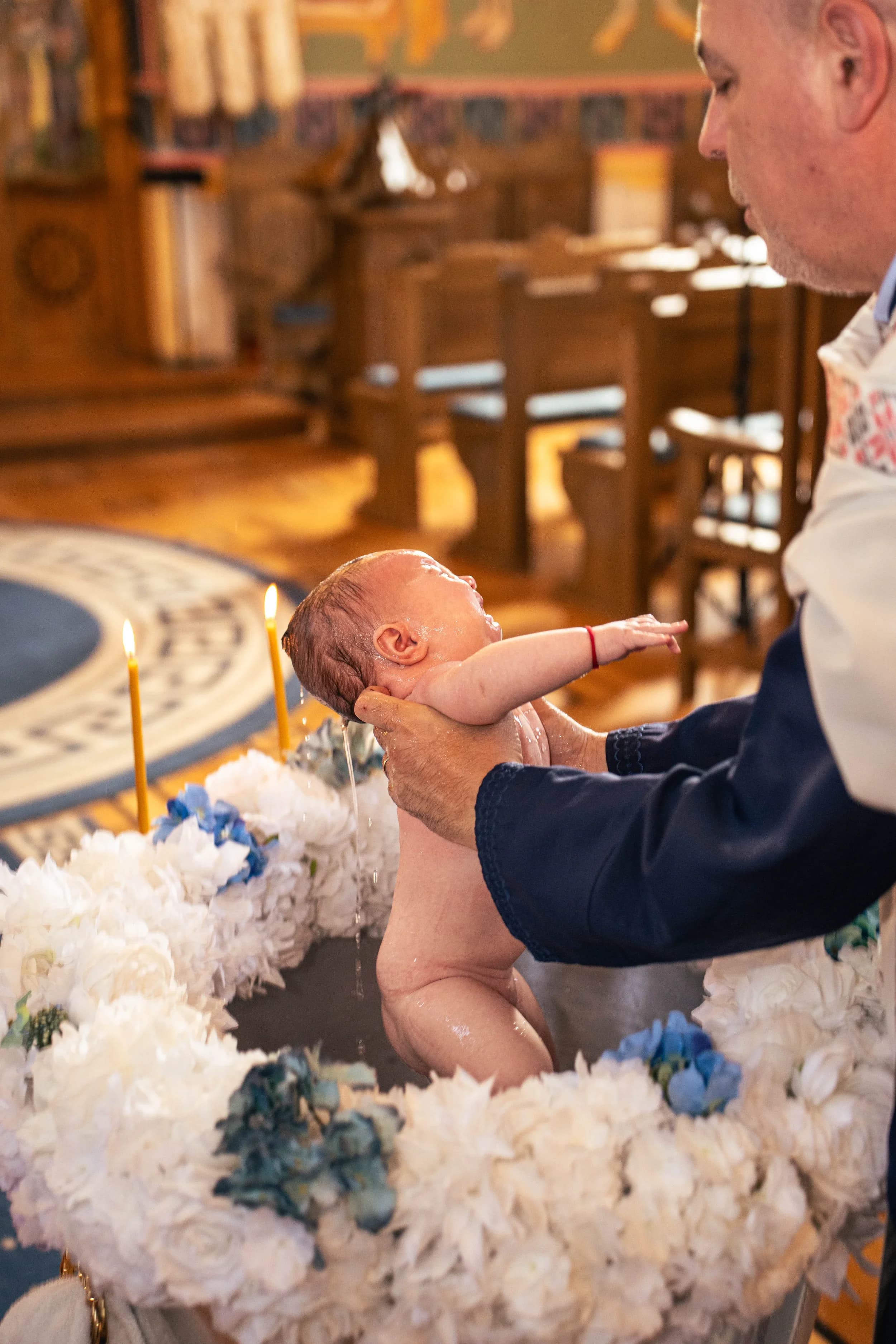 Bebelus la botez in cristelnita fotograf botez profesional Brasov Crudu Alexandru CA Photography